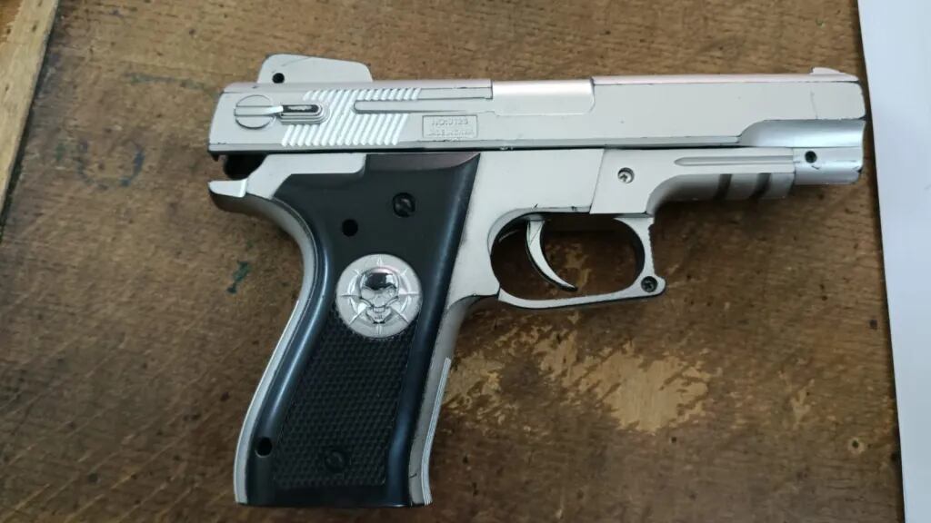 Una madre instigó a su hijo a ingresar con una réplica de arma de fuego a una escuela de Mendoza y la detuvieron