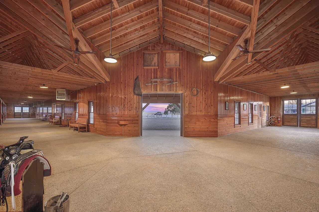Imponente vista de las caballerizas de Zorro Ranch, la propiedad de Jeffrey Epstein en el estado de Texas (foto: realtor.com)