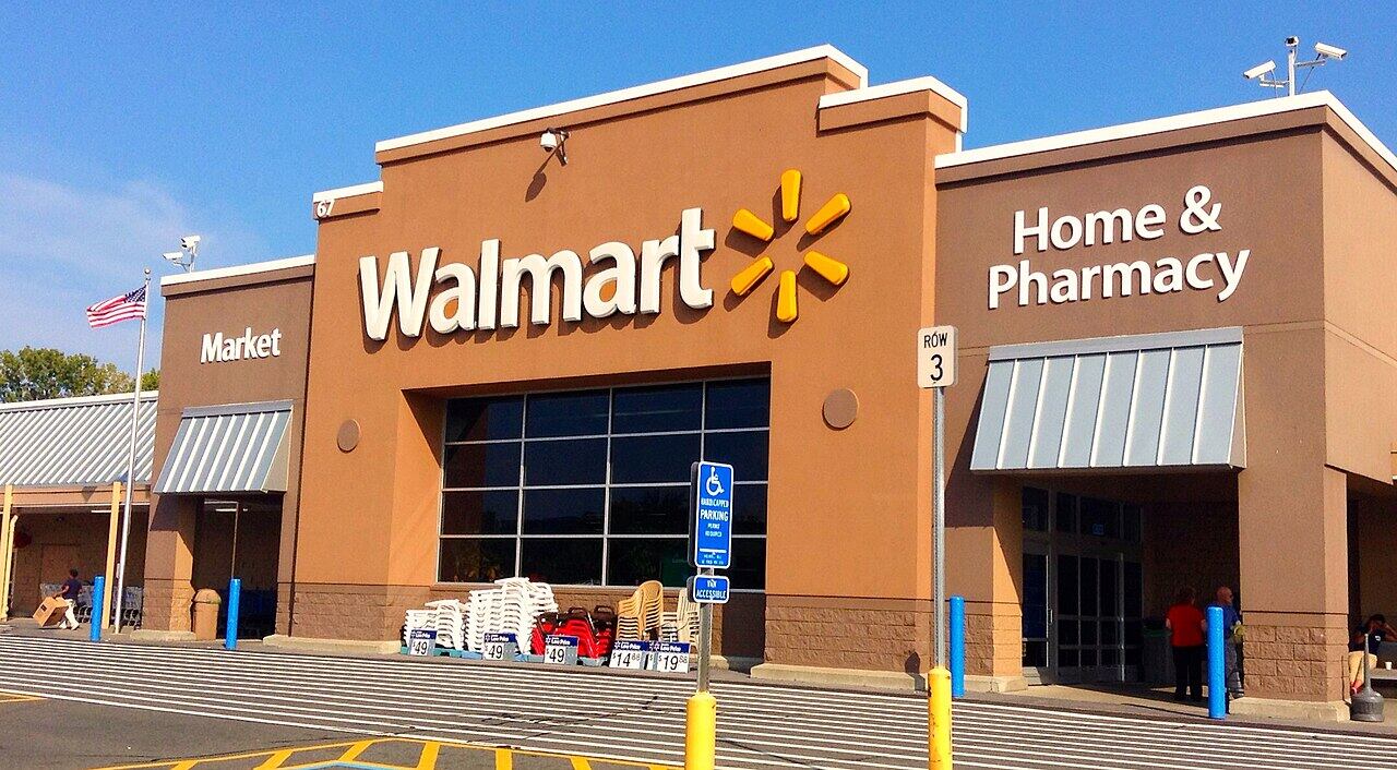 Walmart será uno de los negocios que cerrarán durante el Día de Acción de Gracias (Wikimedia Commons/Mike Mozart)