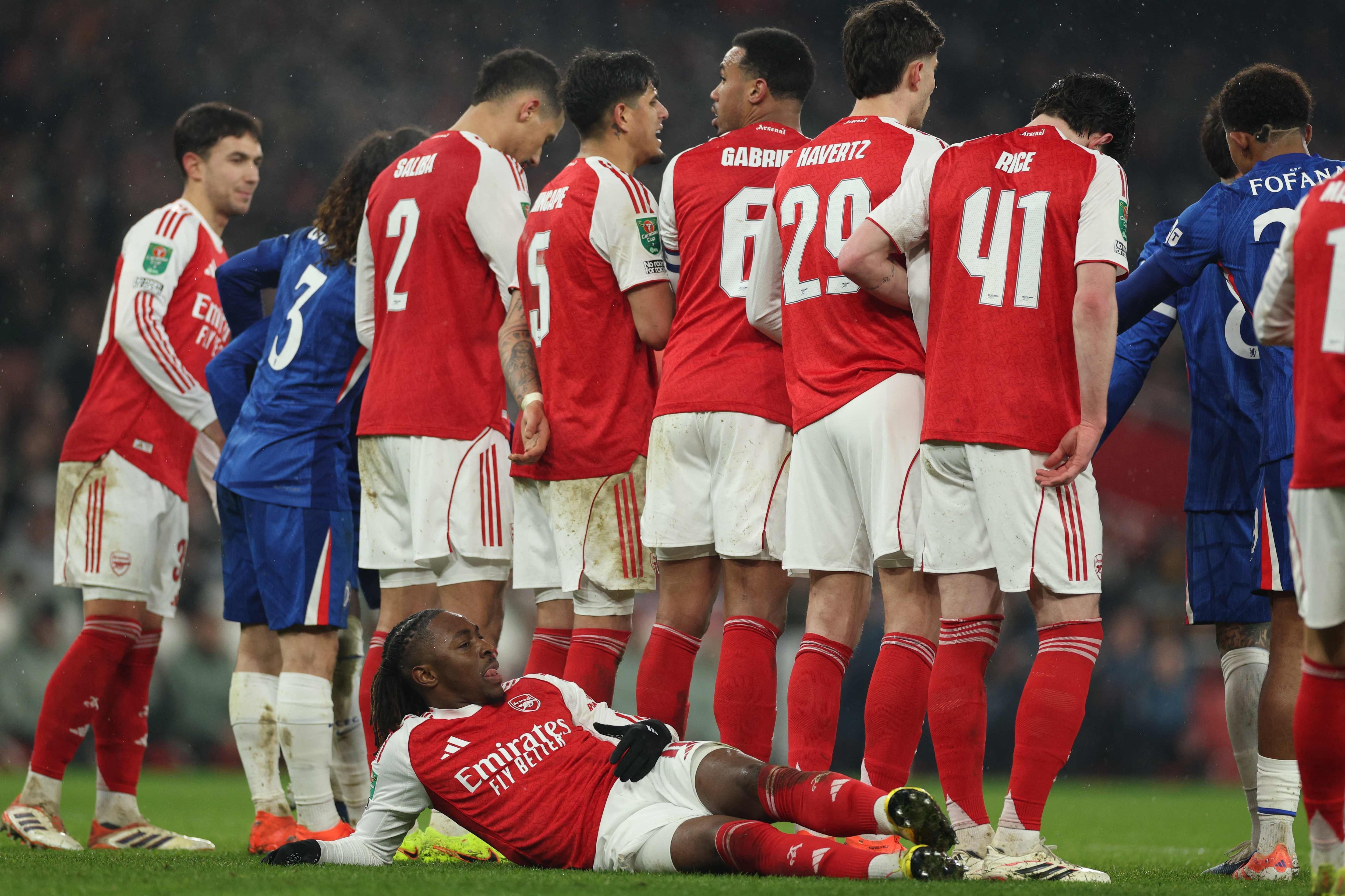 Como se ve en la imagen, Eze hace todo por Arsenal