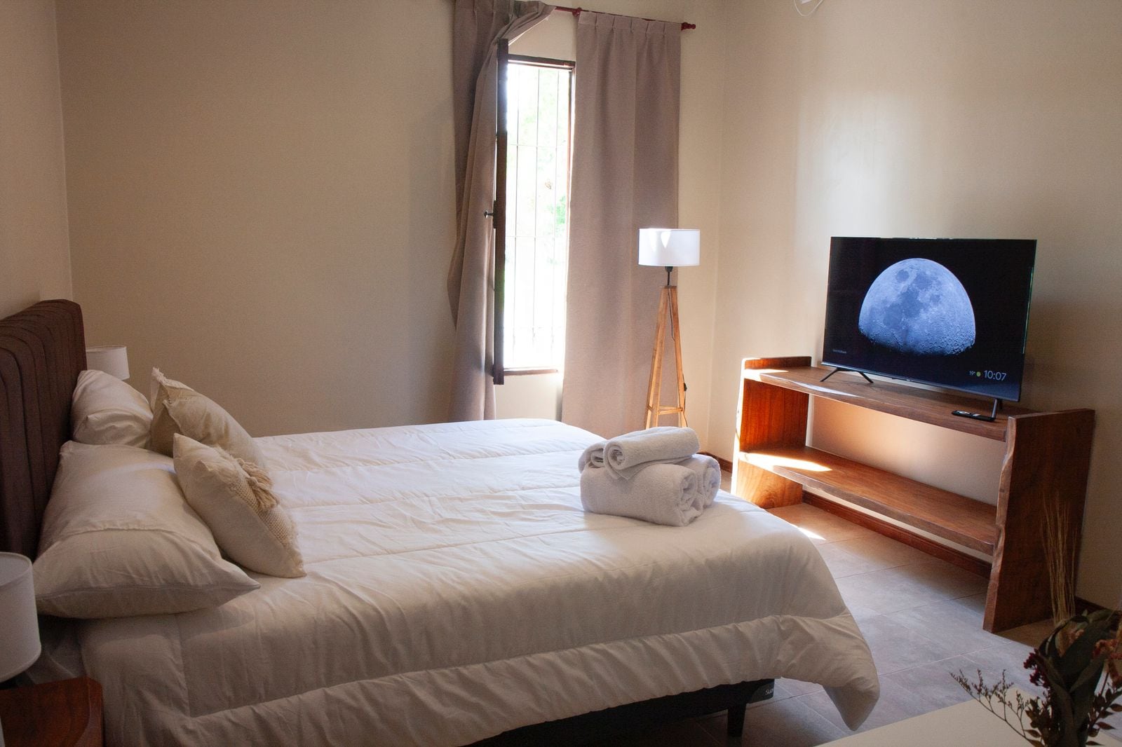 Una de las once habitaciones, decoradas en tonos cálidos y con gran confort