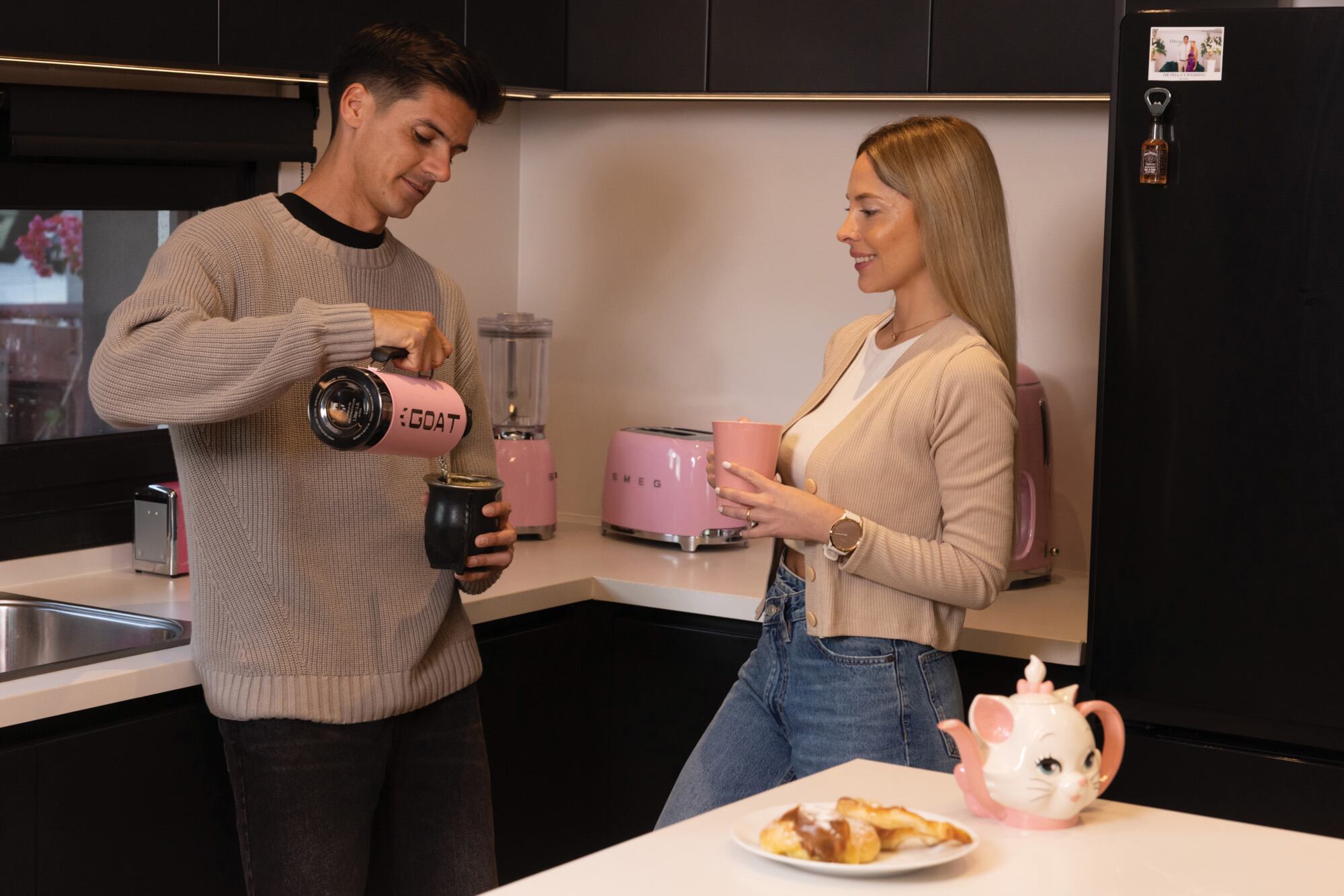 “Por ahí puede sonar cursi, pero si no tenés a alguien a tu lado
que te empuje a ir por eso que ni vos te atrevés a soñar, la vida
es más difícil”, dice él mientras toma mate con su mujer.