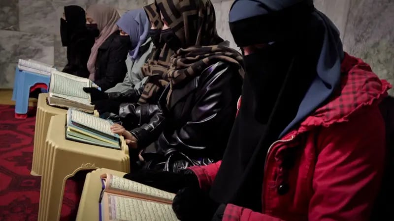 Las mujeres pueden estudiar las escrituras religiosas en la madrasas, pero el gobierno talibán prohíbe a las niñas asistir a la escuela después de los 12 años