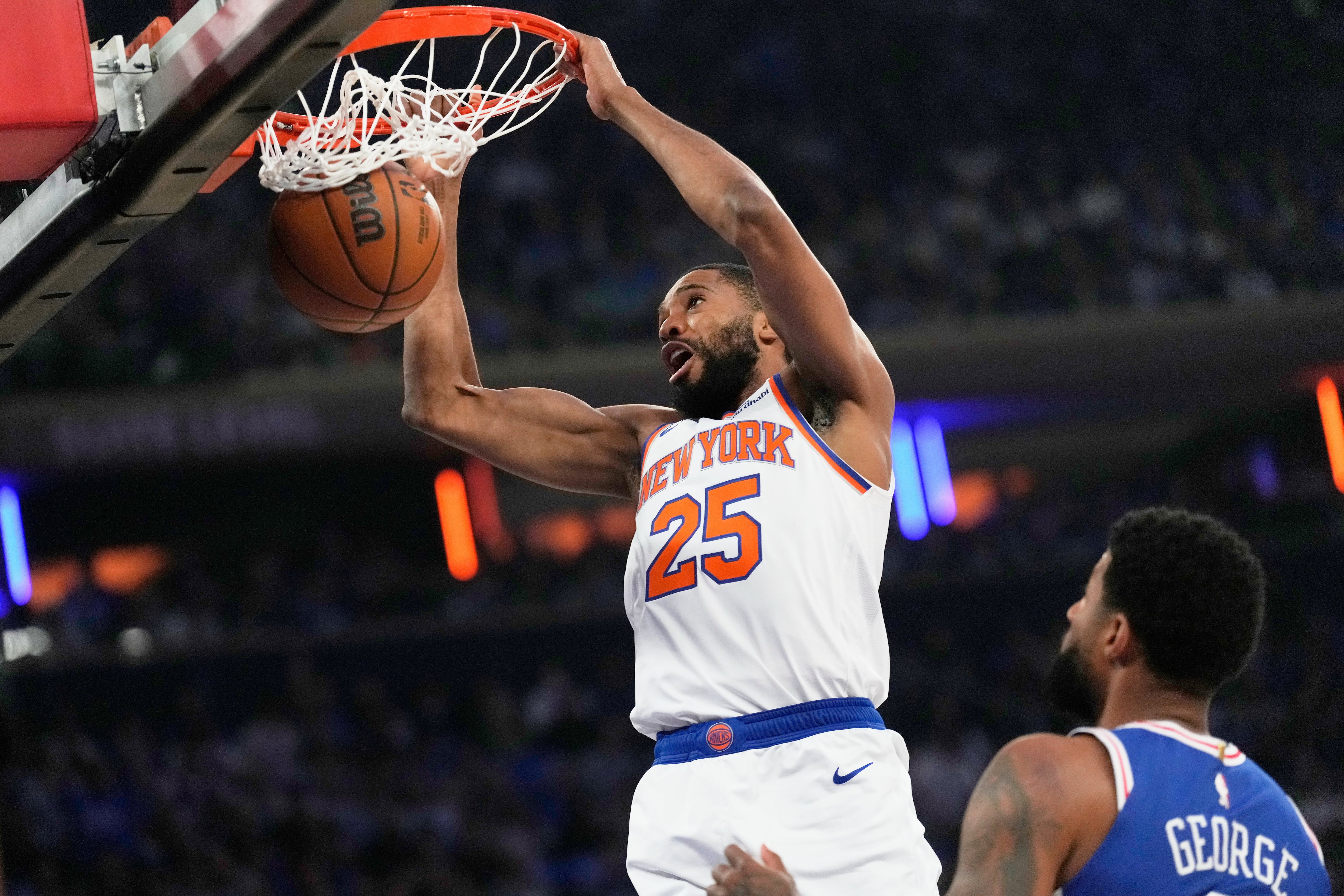 Mikal Bridges vuelca la pelota frente a Paul George; New York Knicks y Philadelphia 76ers sostendrán el cuarto capítulo de una serie que gana el primero por 3 a 0.