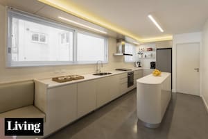 Mirá cómo reformaron el área de servicio para lograr la cocina que querían