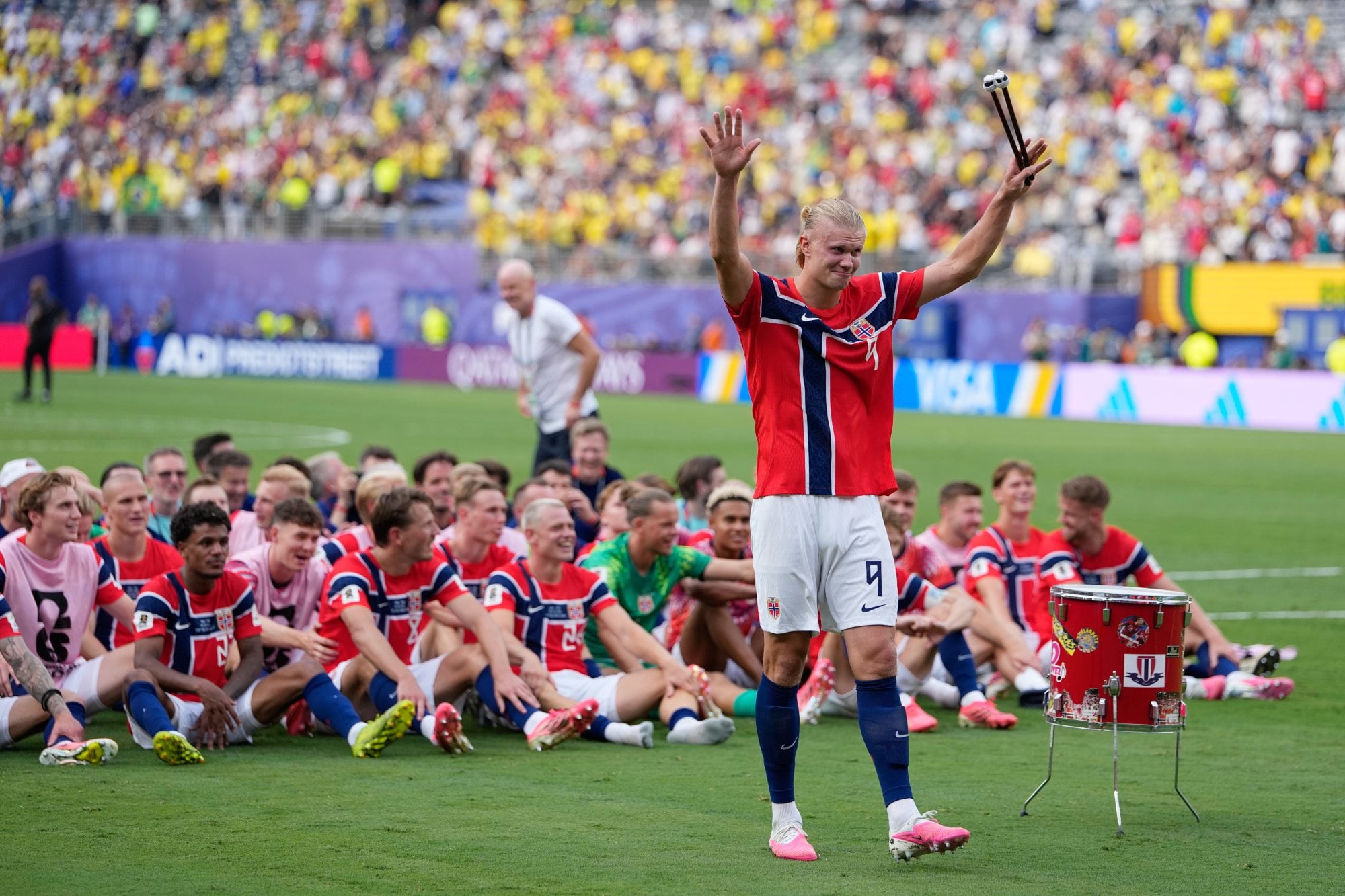 Noruega celebró con la "remada vikinga" tras eliminar a Brasil del Mundial y clasificar a cuartos