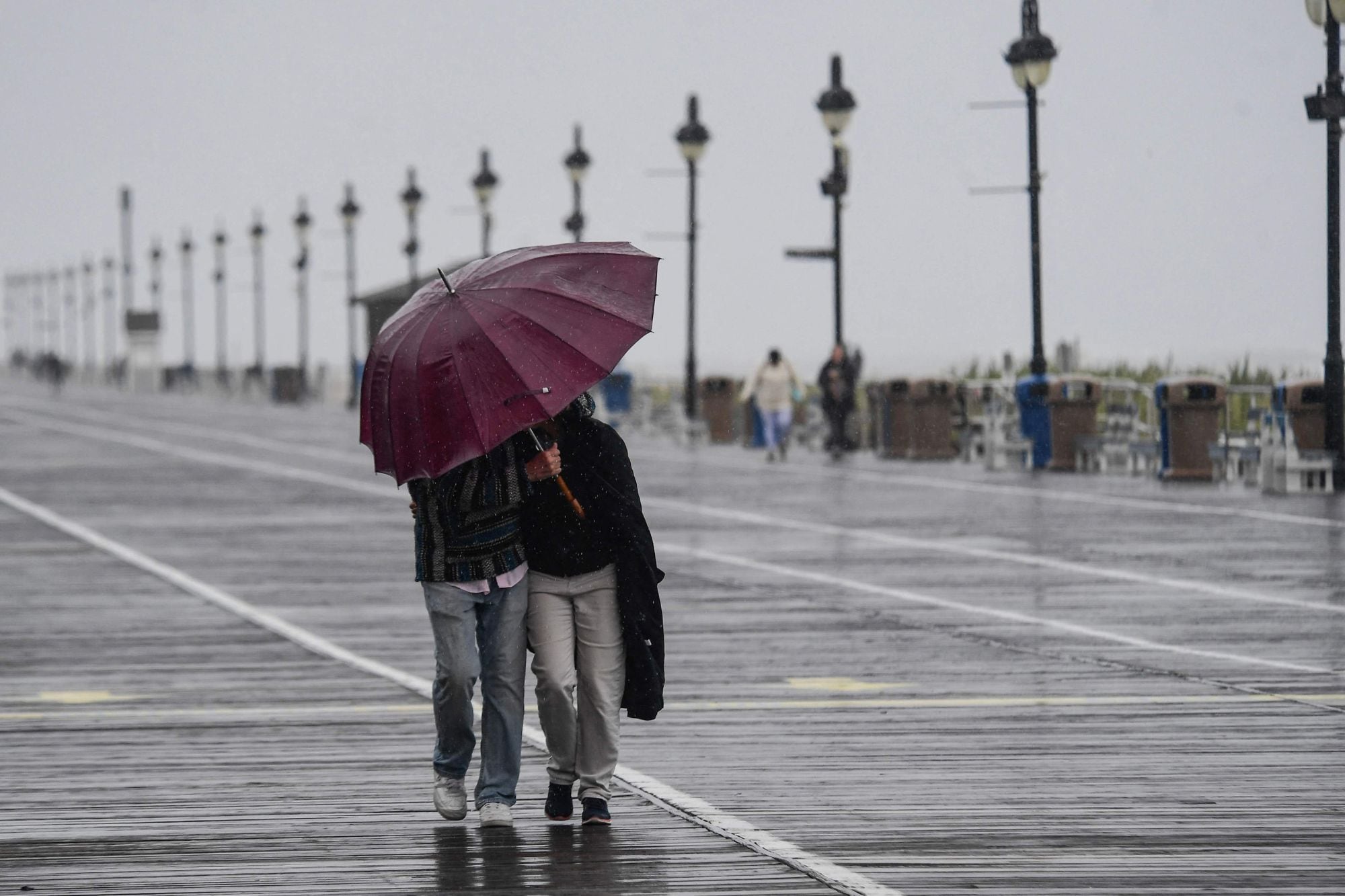La tormenta del noreste ya genera ráfagas de viento sostenidas de más de 40 millas por hora (64 km/h) e intensas corrientes de resaca en las costas de Delaware, Maryland y Nueva Jersey