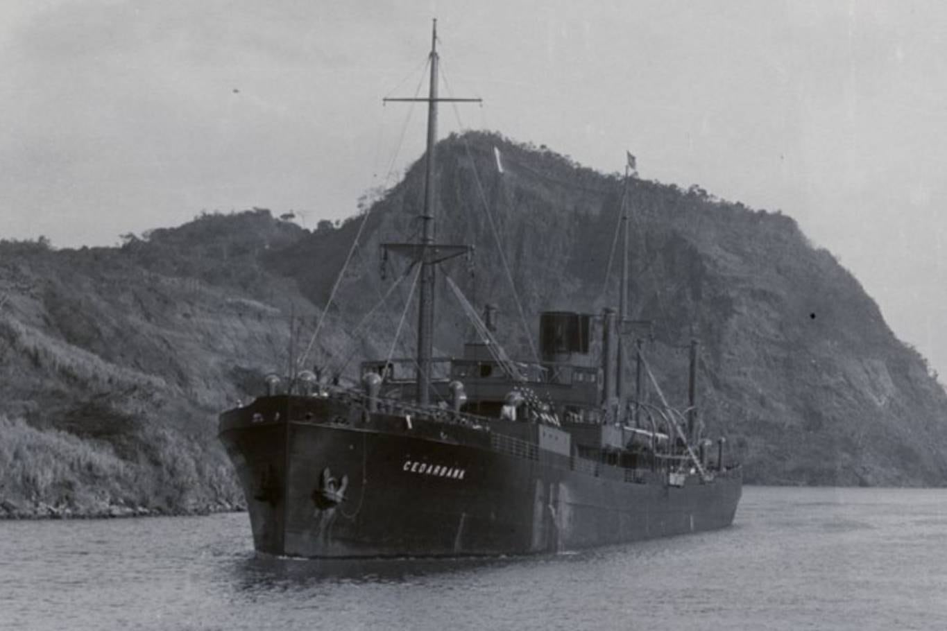 El mercante “Cedarbank” hundido por Scheringer cuando ingresó dentro de la cortina defensiva del convoy AP-1 en las aguas de Noruega