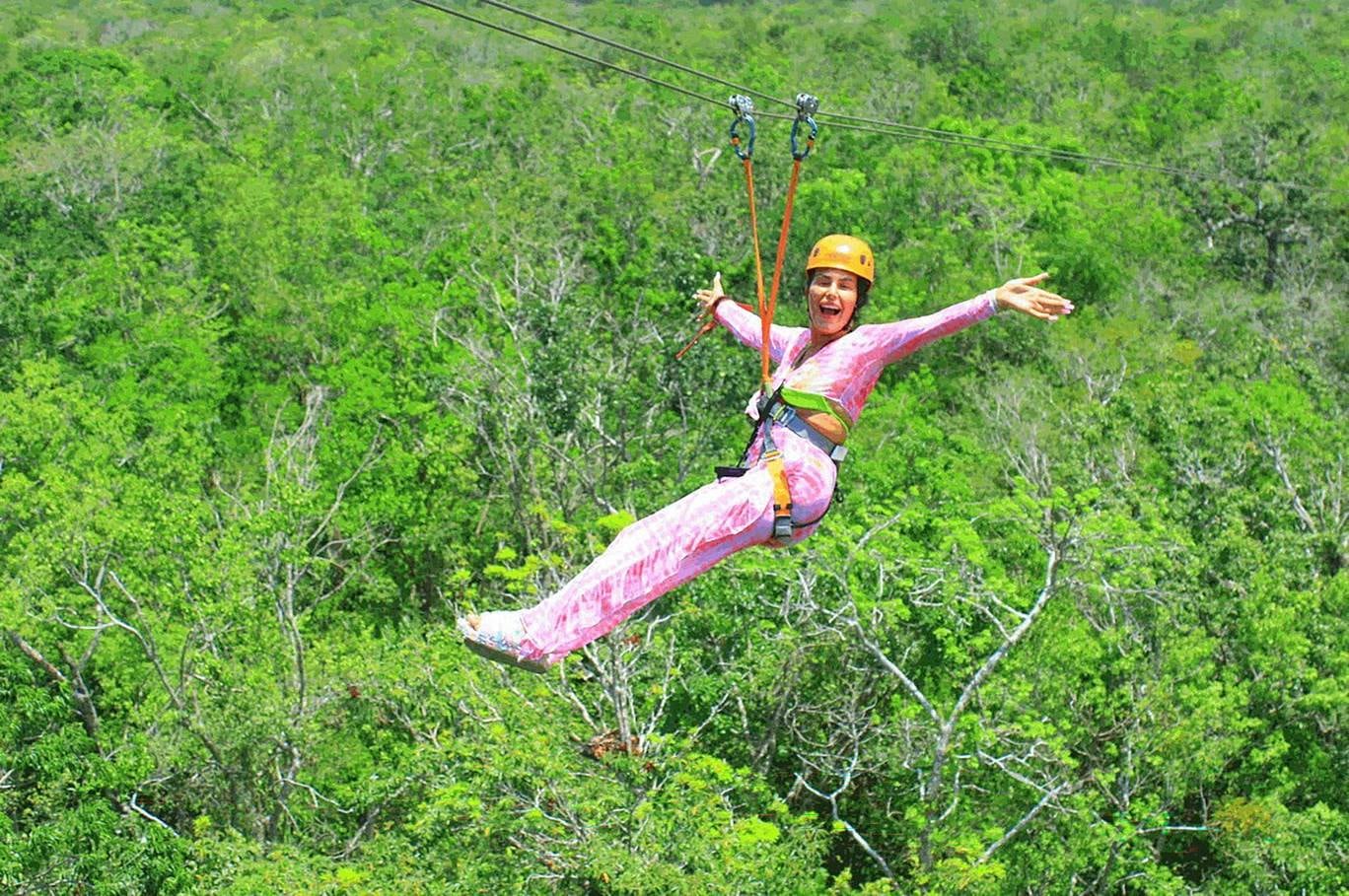 Catherine Wieland, haciendo tirolesa en Cancún, México