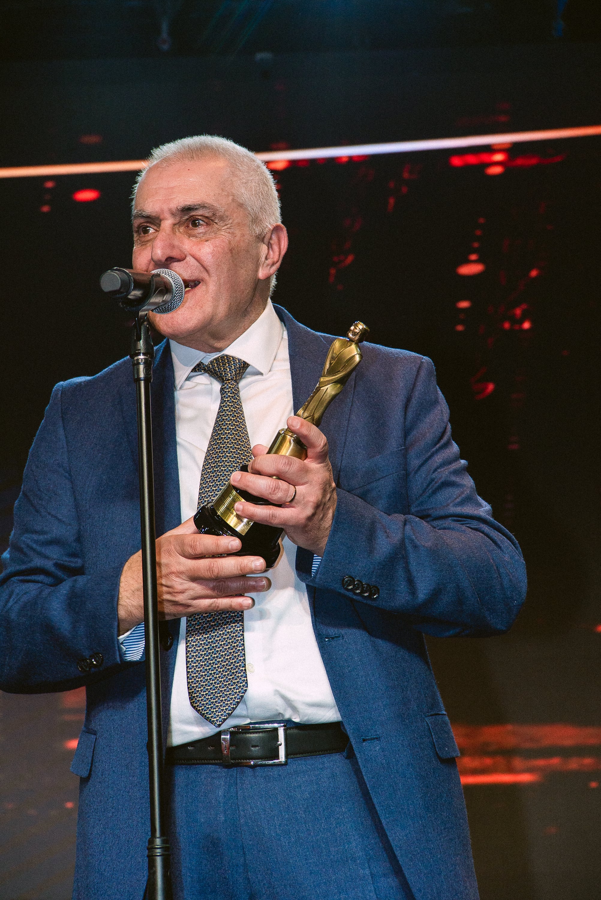 Daniel Bilotta con su Martín Fierro (Foto: Prensa Aptra)