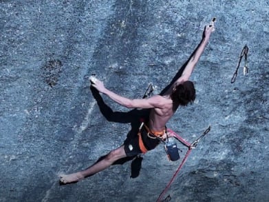 Un adolescente escala descalzo una roca que acumulaba 35 años de intentos frustrados