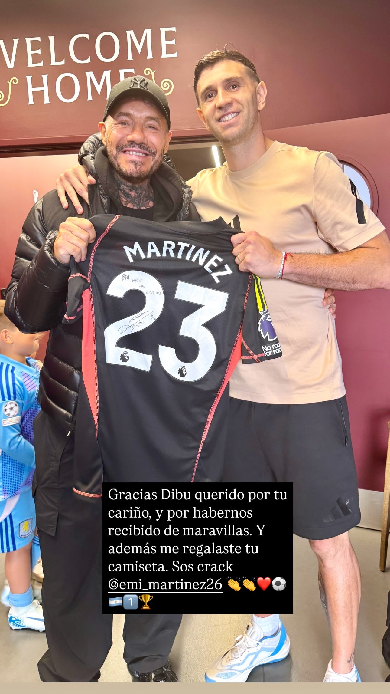 Emiliano Martínez le obsequió su camiseta del Aston Villa a Marcelo Tinelli