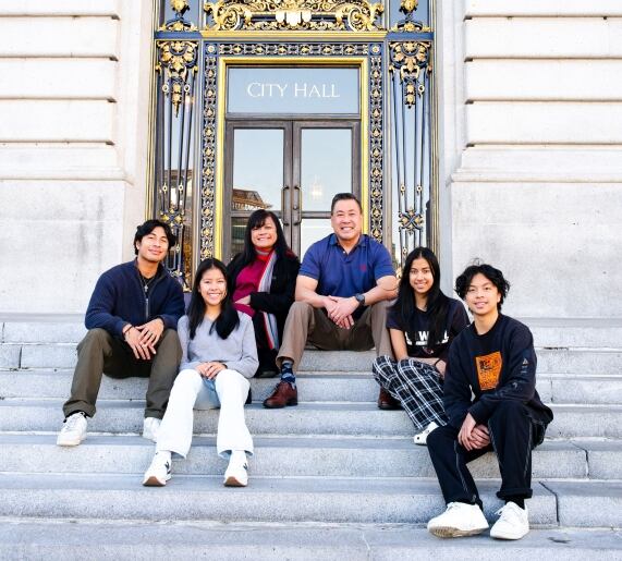 Paul Miyamoto junto a su esposa y sus cuatro hijos