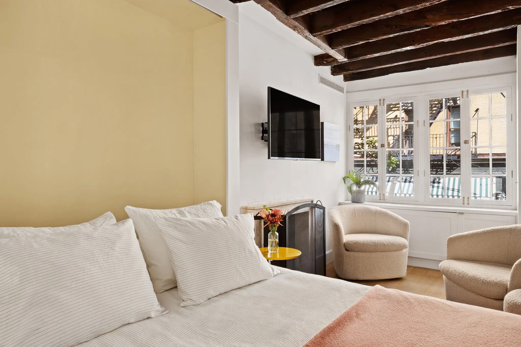 Nueva York: la casa más angosta de la ciudad se vendió por más de US$4 millones 12 El interior de la casa tiene un diseño abierto y en las habitaciones entran camas queen