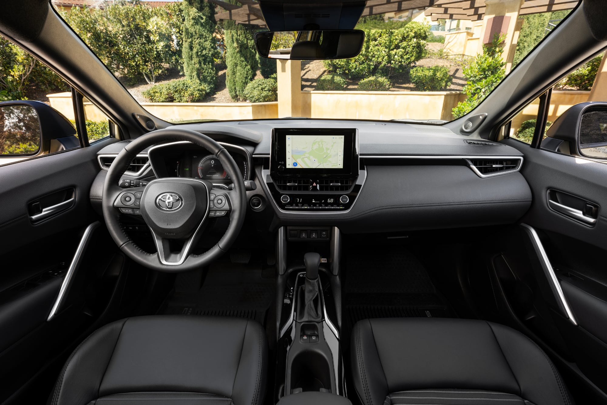 Todas las versiones incluyen pantalla multimedia de ocho pulgadas y compatibilidad con Apple CarPlay y Android Auto