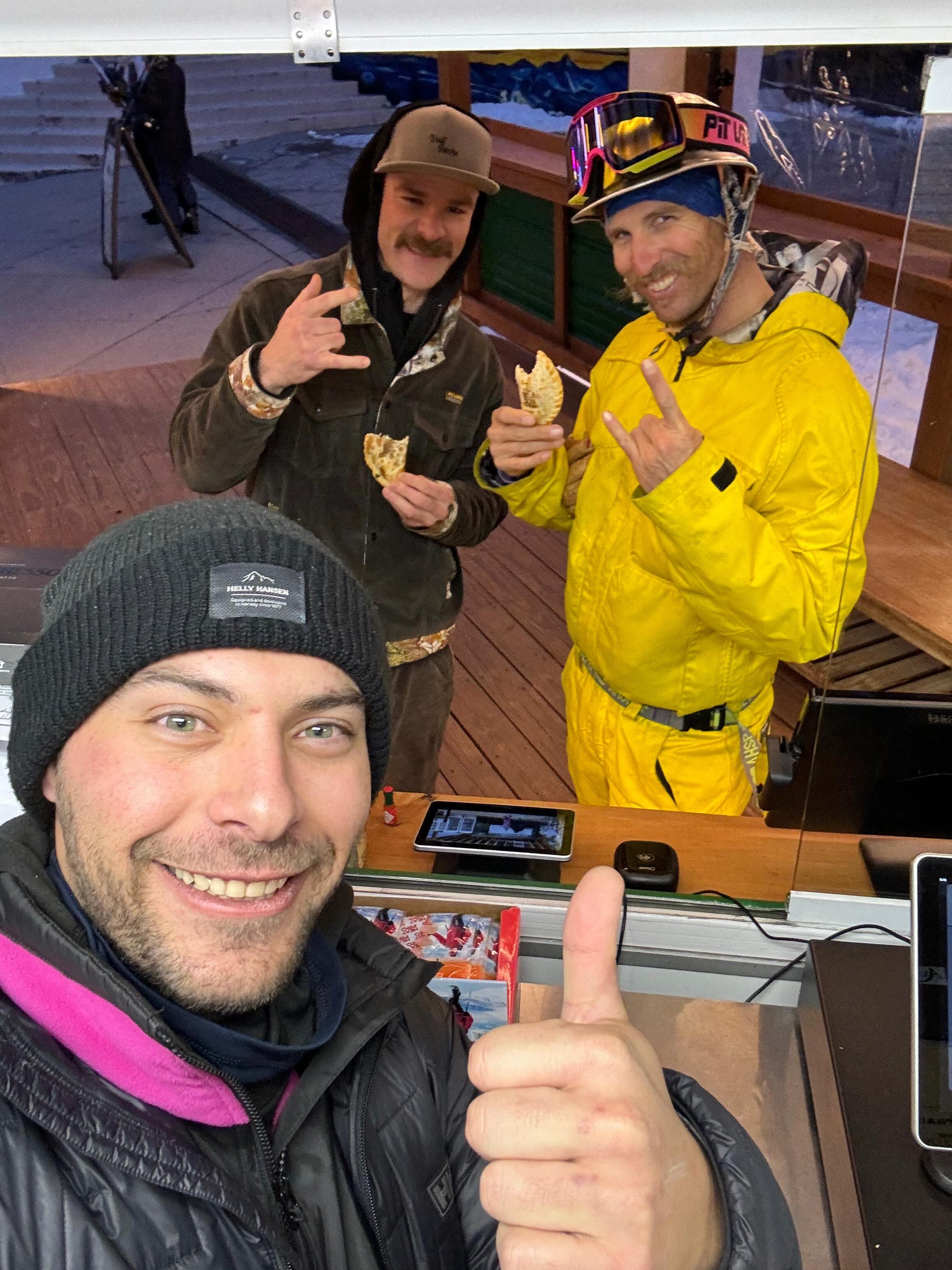 Santiago Pariz con esquiadores estadounidenses y las empanadas argentinas en Snowmass