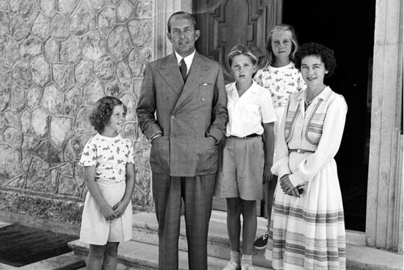 Los reyes Pablo y Federica de Grecia y sus tres hijos, Sofía, Constantino e Irene, por 1950