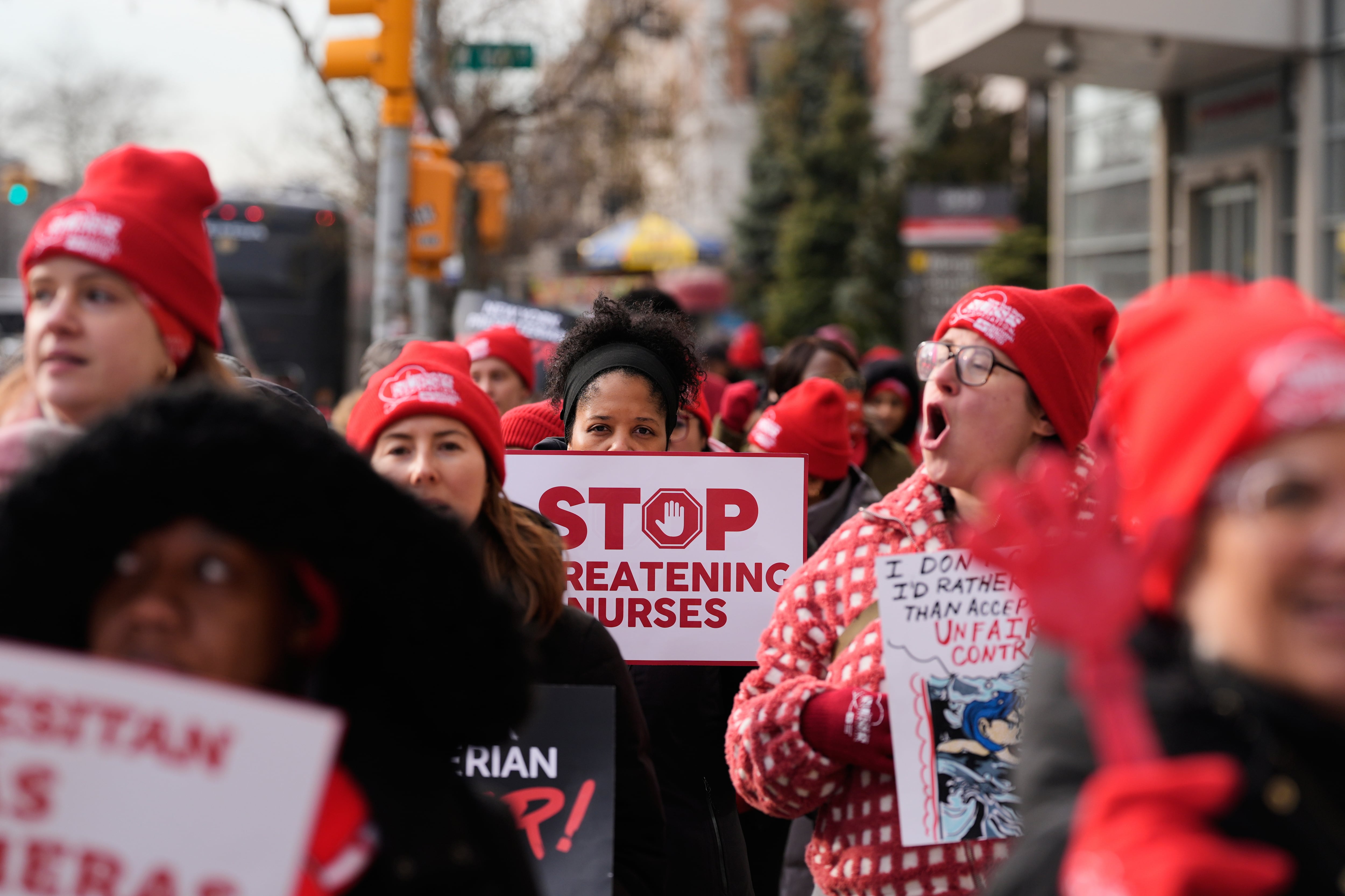 Las enfermeras de Nueva York llegaron a acuerdos con hospitales, mientras los miembros de NewYork-Presbyterian continúan la huelga