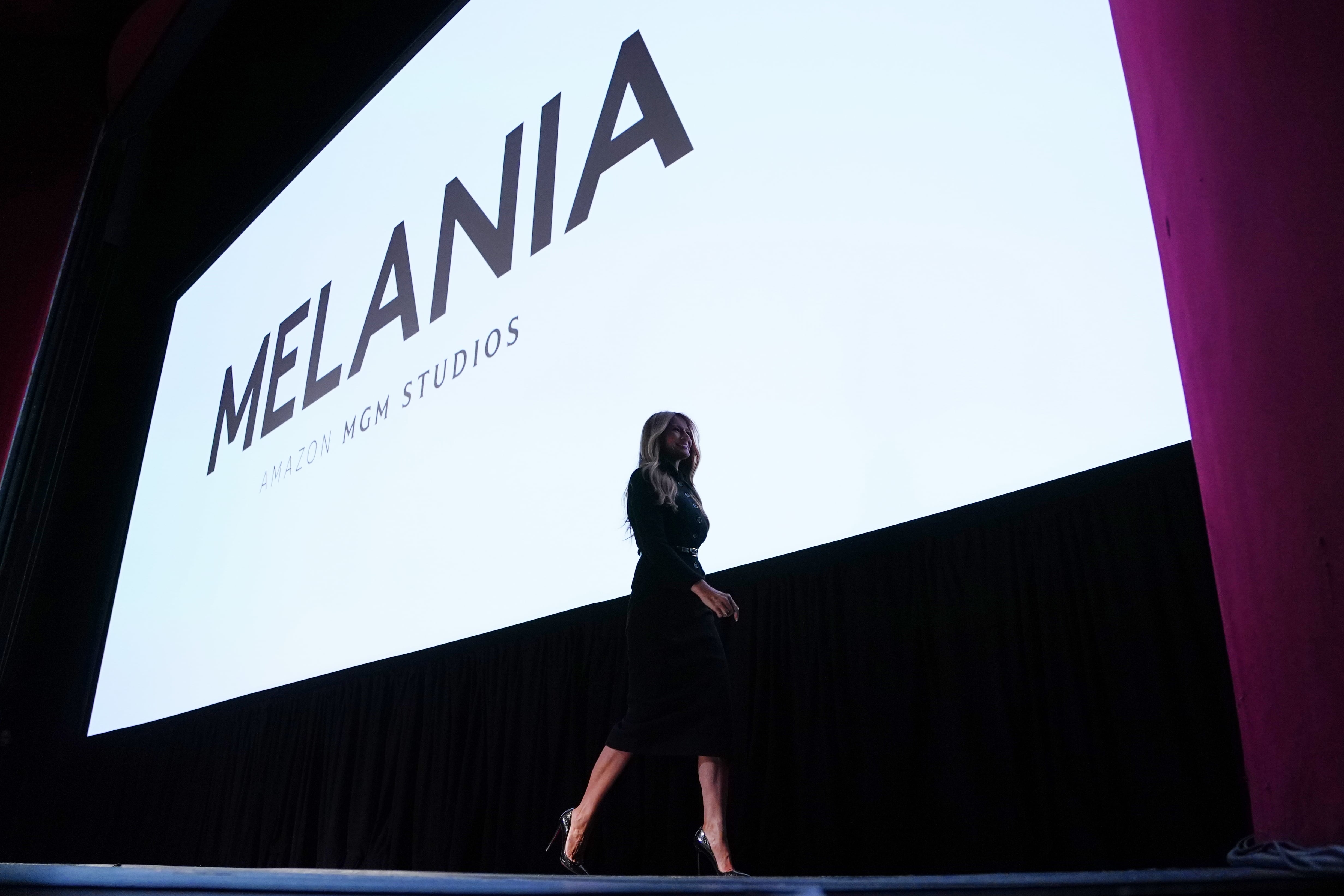 La primera dama Melania Trump baja del escenario después de hablar antes del estreno de su película