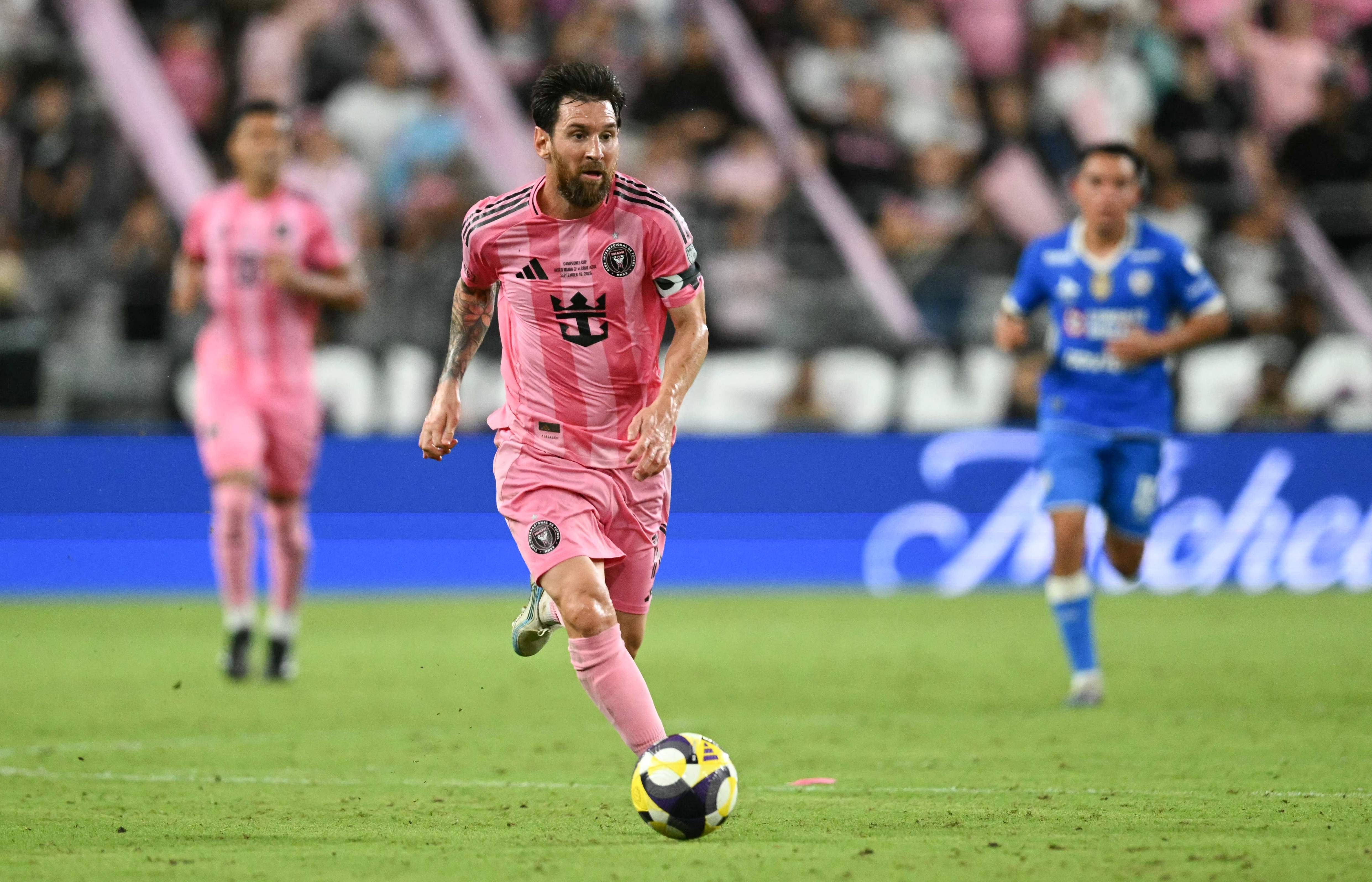 Lionel Messi márco de cabeza el 1-0 ante Cruz Azul