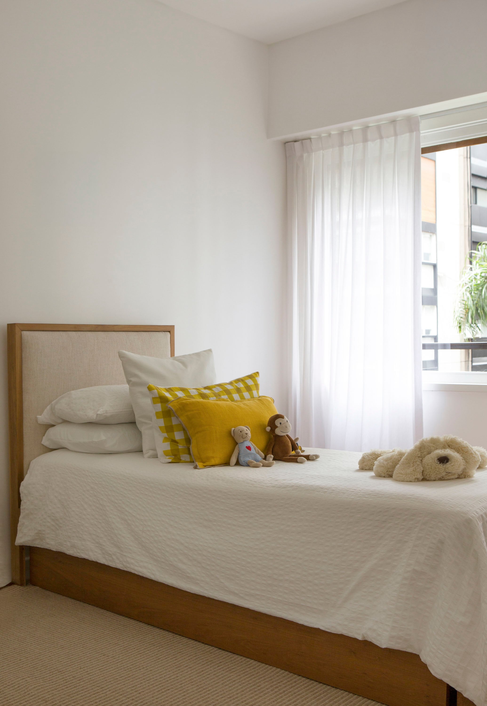 Respaldo de cama (Estudio MMC). Ropa de cama y almohadones (Pottery Barn e Ikea).