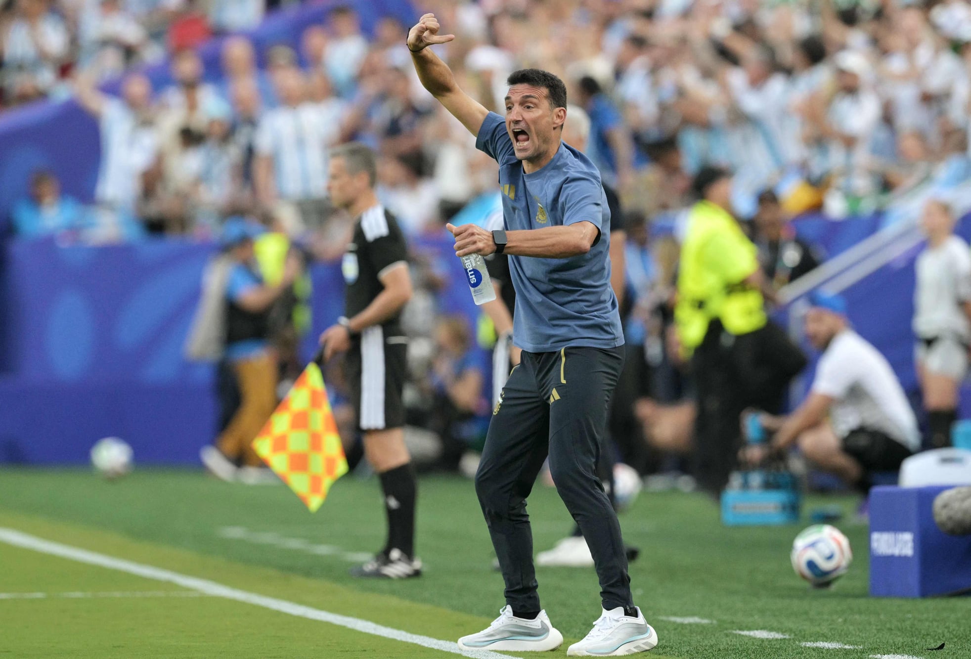Con la intensidad de siempre, Lionel Scaloni ordena las piezas desde el costado de la cancha; el entrenador, satisfecho por el rendimiento de la Argentina en el debut
