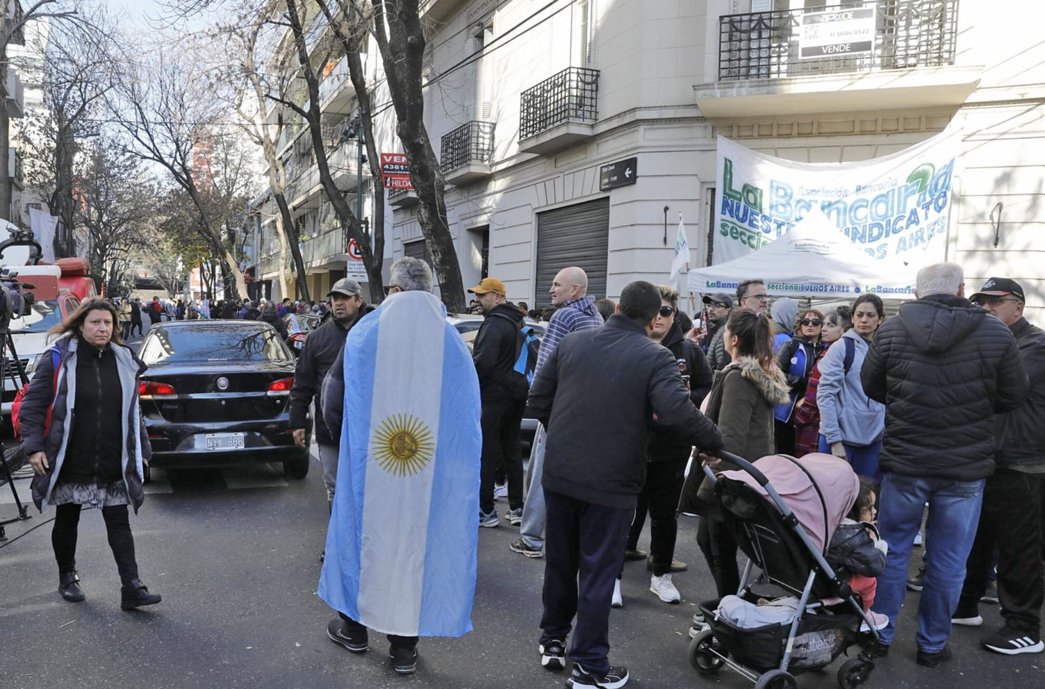 En junio de 2025, en el balcón lateral del edificio se veía un cartel de venta; en ese momento también se ofrecía el departamento del 1