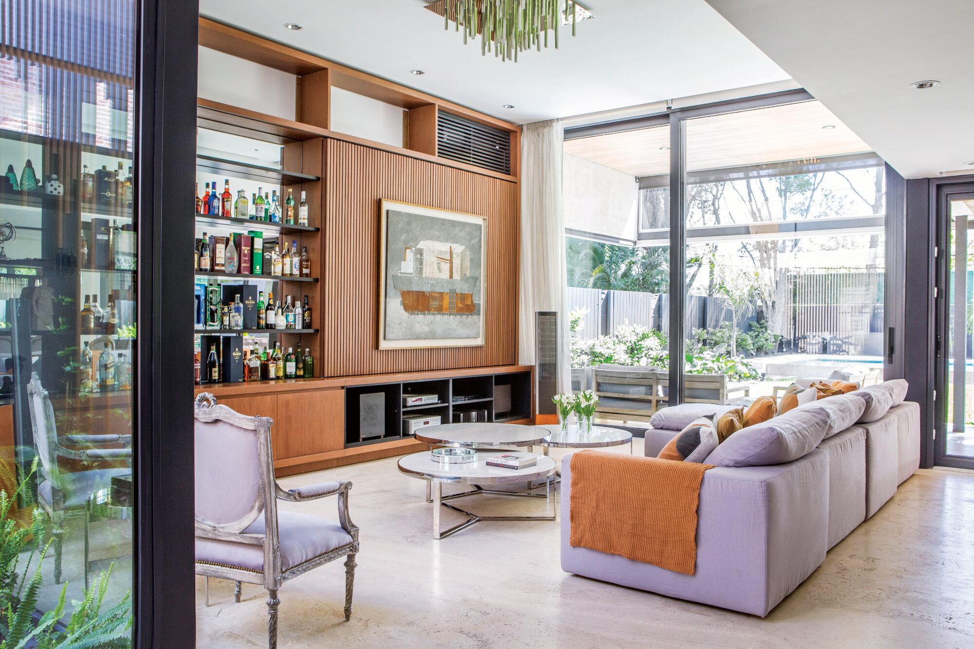 Sillón esquinero y mesitas de mármol ‘Jacques’ (todo de Landmark)