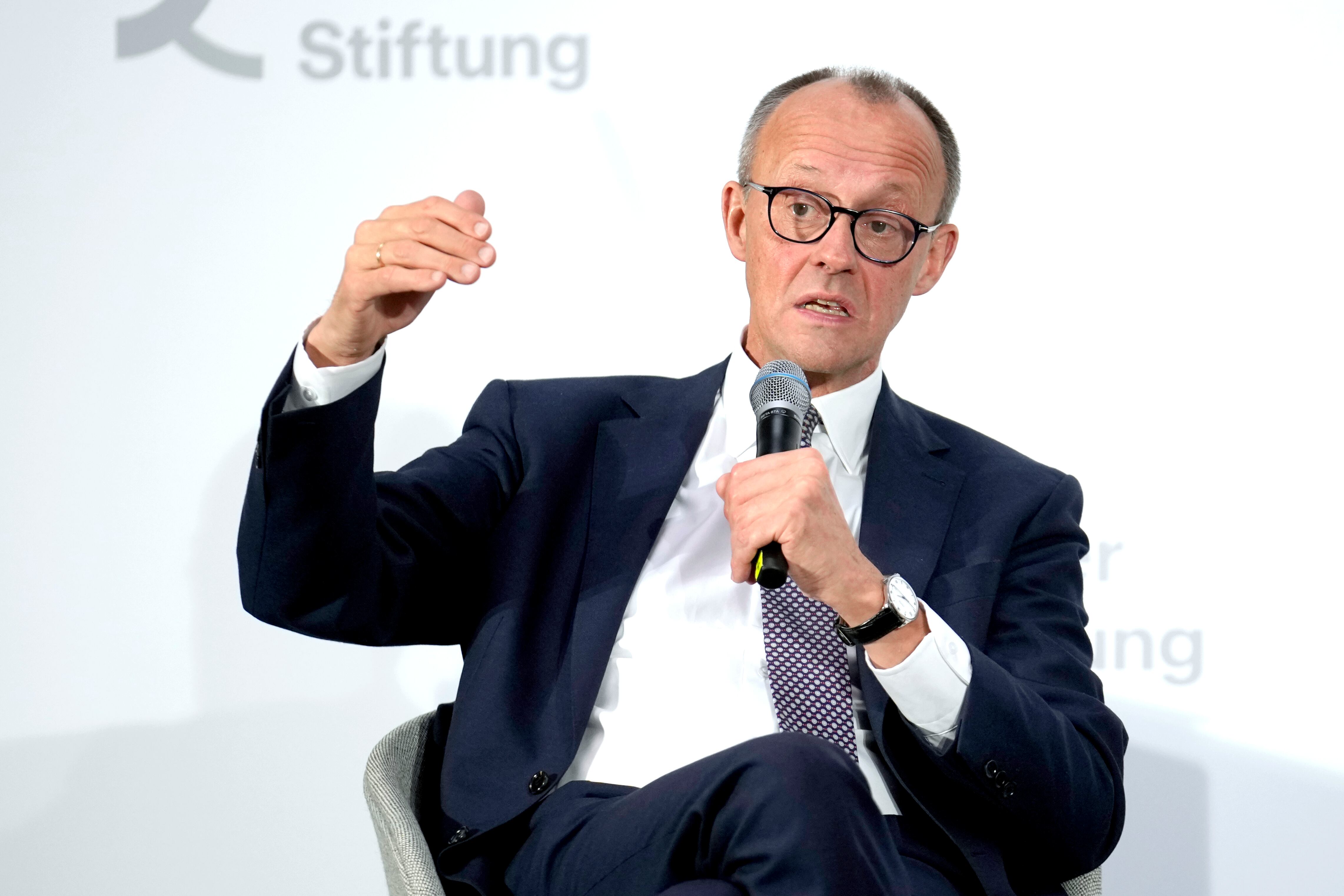 Friedrich Merz, líder de la oposición alemana y presidente del partido Unión Demócrata Cristiana (CDU), habla en el Diálogo de Líderes Globales en Berlín, Alemania, el jueves 23 de enero de 2025. (AP Foto/Ebrahim Noroozi)