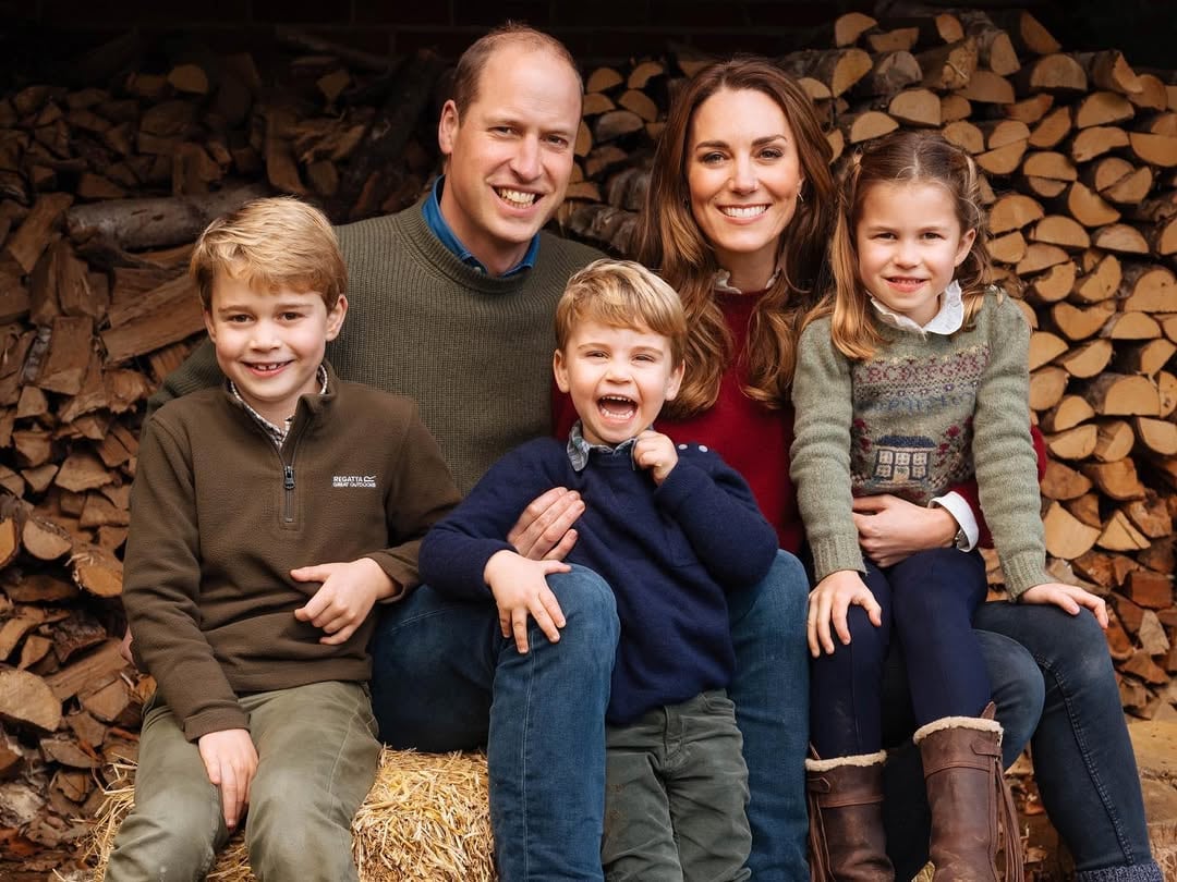Familia completa: los principes de Gales junto a sus tres hijos: George, Louis y Charlotte (Foto: Instagram @princeandprincessofwales)