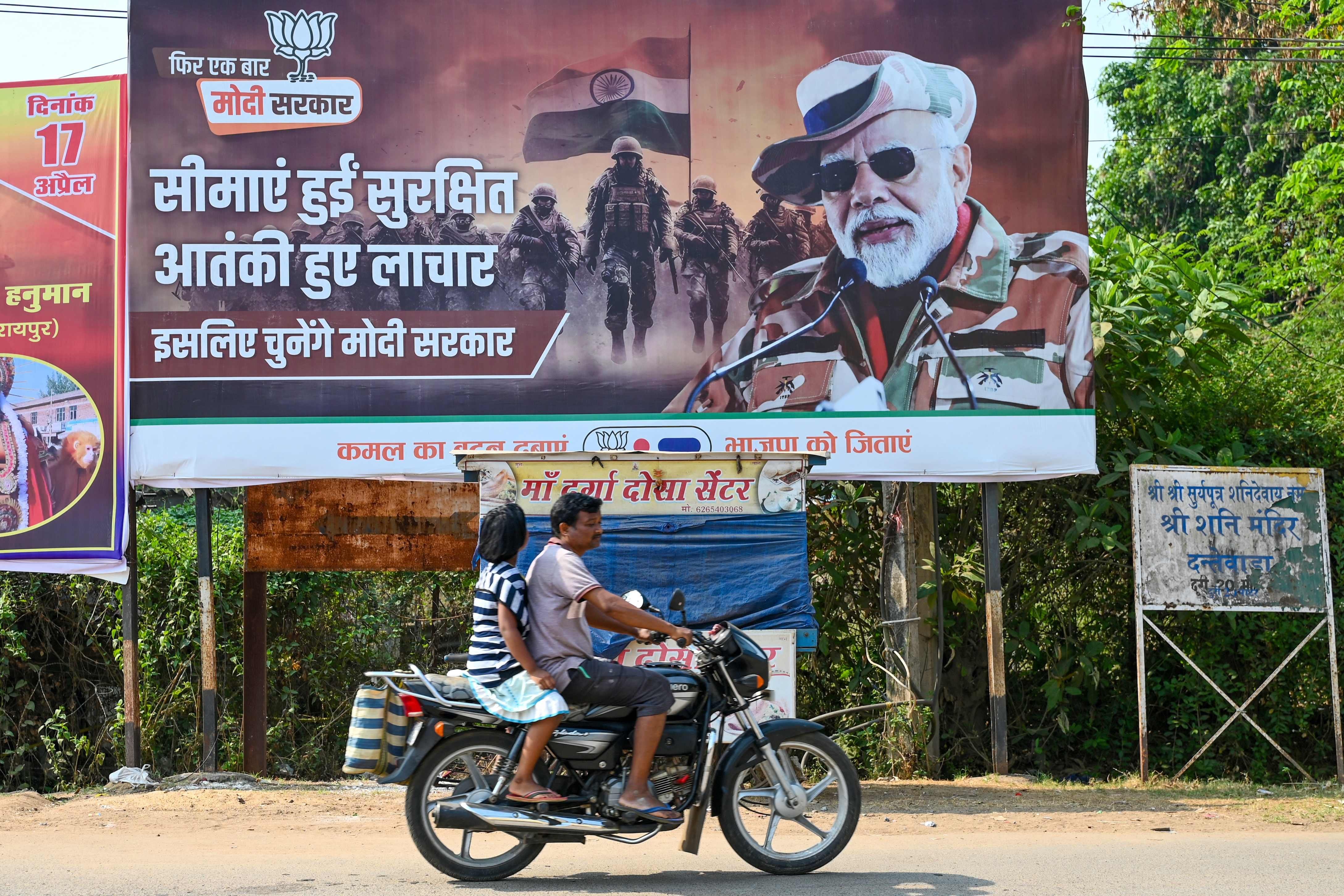 Un cartel de campaña con la imagen del primer ministro Narendra Modi. (Idrees MOHAMMED / AFP)