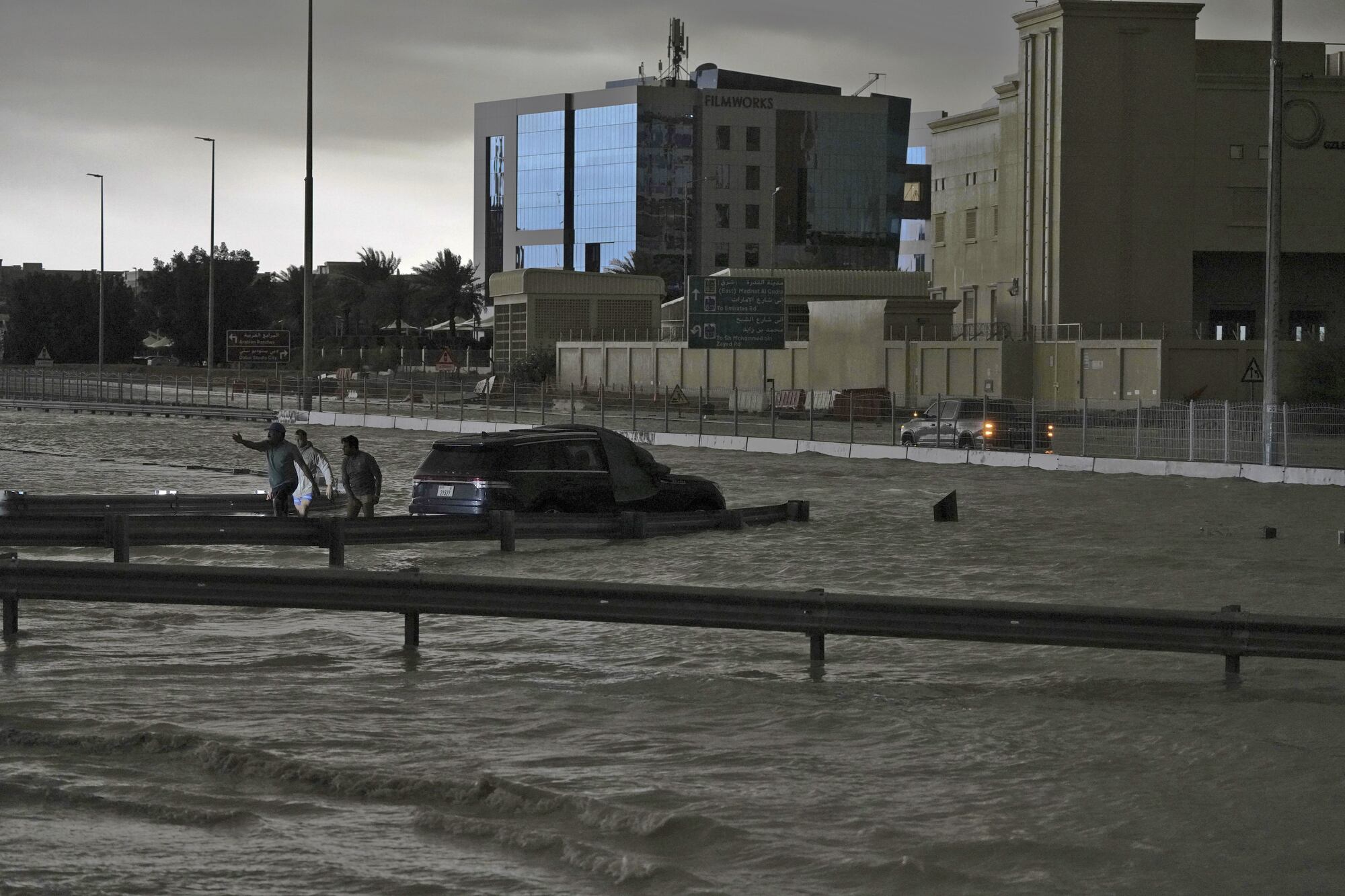 Caos en Dubai. Miles de pasajeros varados atestaron el aeropuerto por las tormentas en el país