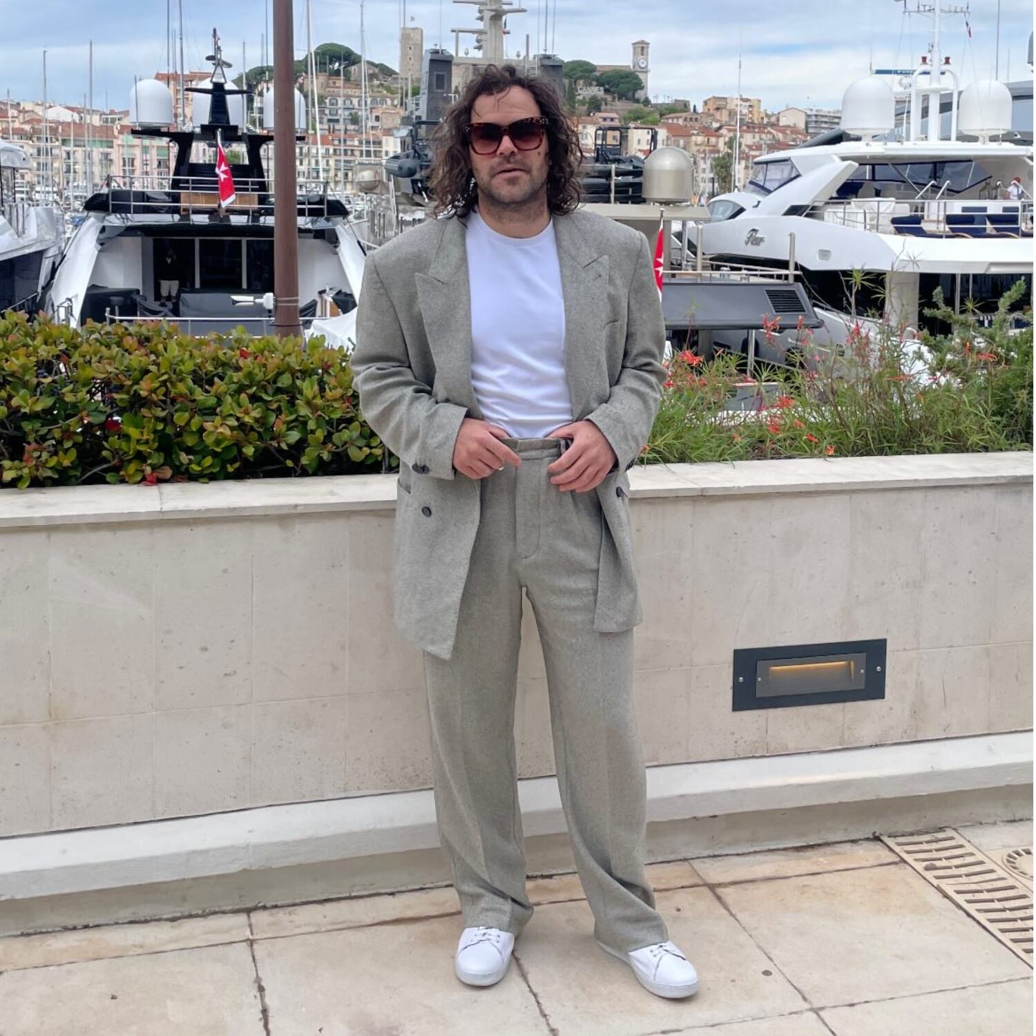 El otro look que usó Peter Lanzani en Cannes fue un conjunto de saco y pantalón gris con remera y zapatillas blancas (Foto: Instagram @lanzanipeter)