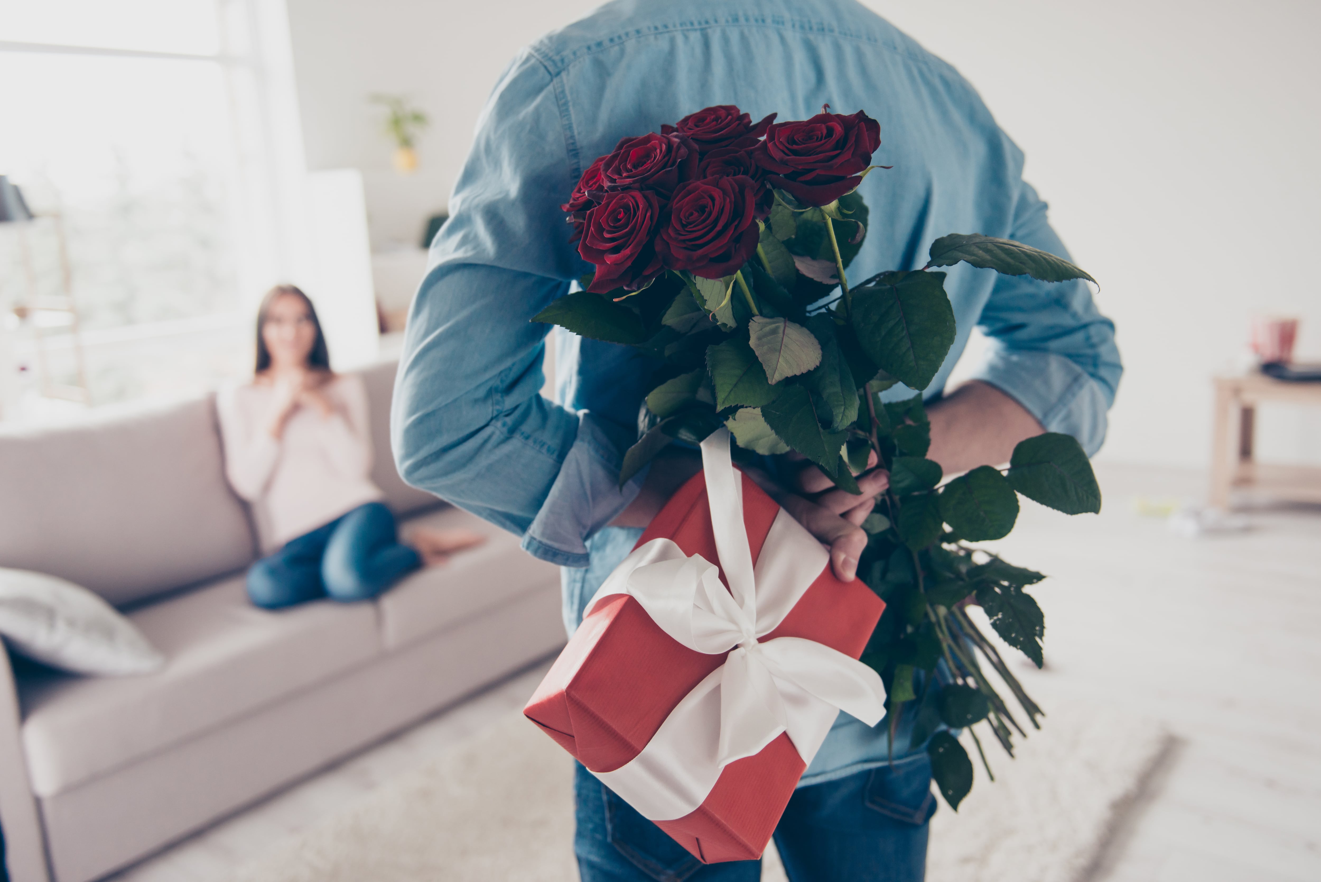 Algunos dan regalos en el Día de los Novios
