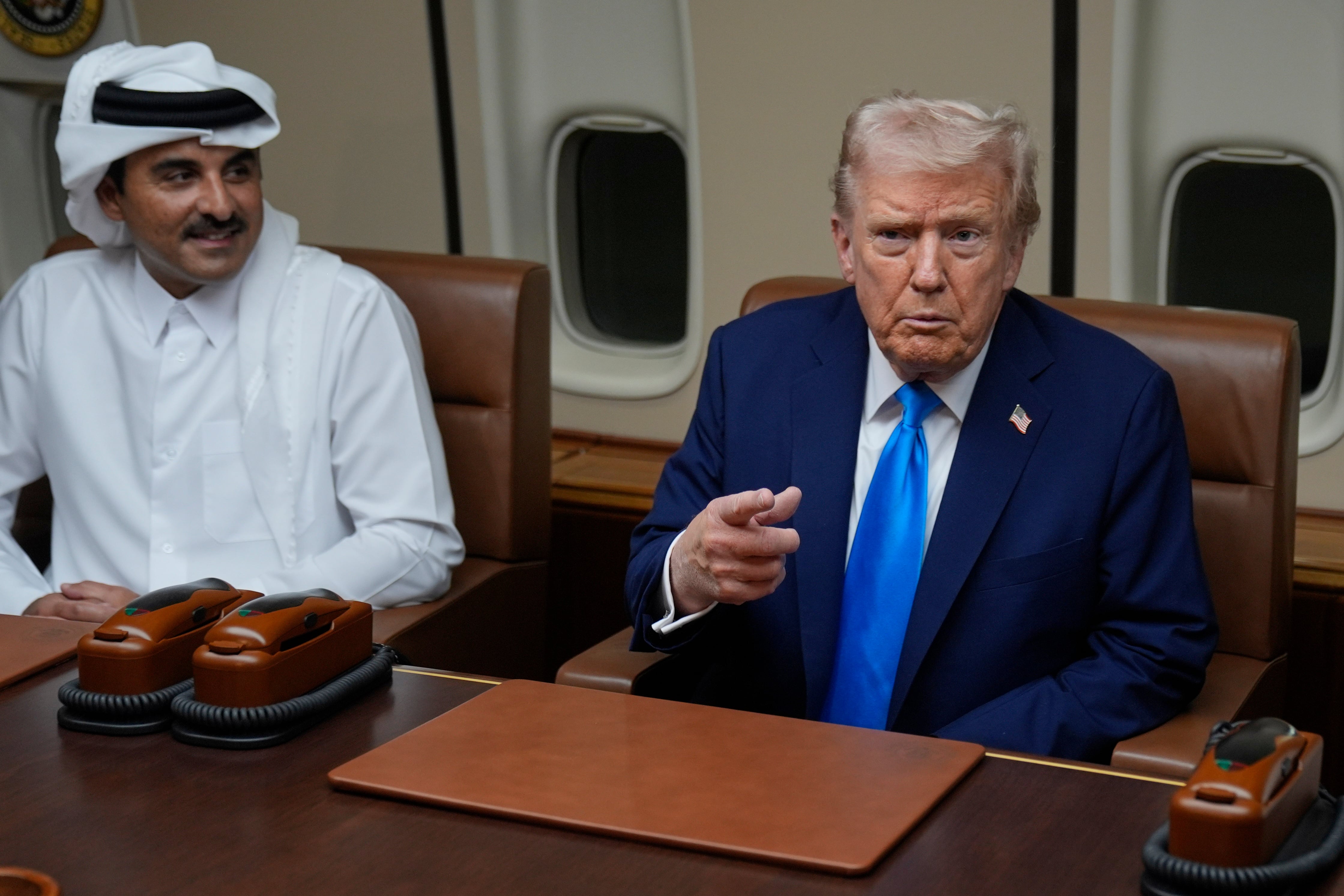 Trump se reúne con el emir de Qatar, el jeque Tamim bin Hamad al-Thani, a bordo del Air Force One en la Base Aérea Al Udeid en Doha