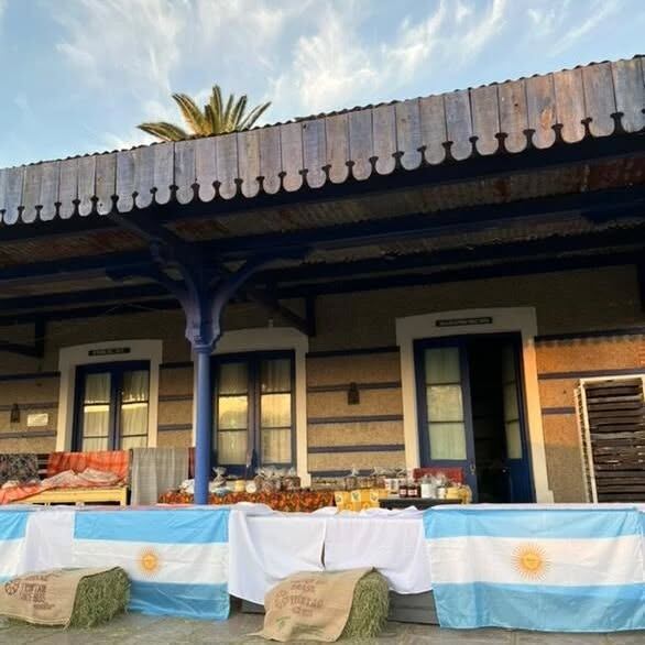 En el pueblo, uno de los eventos más esperados del año es la Fiesta de la Galleta de Campo