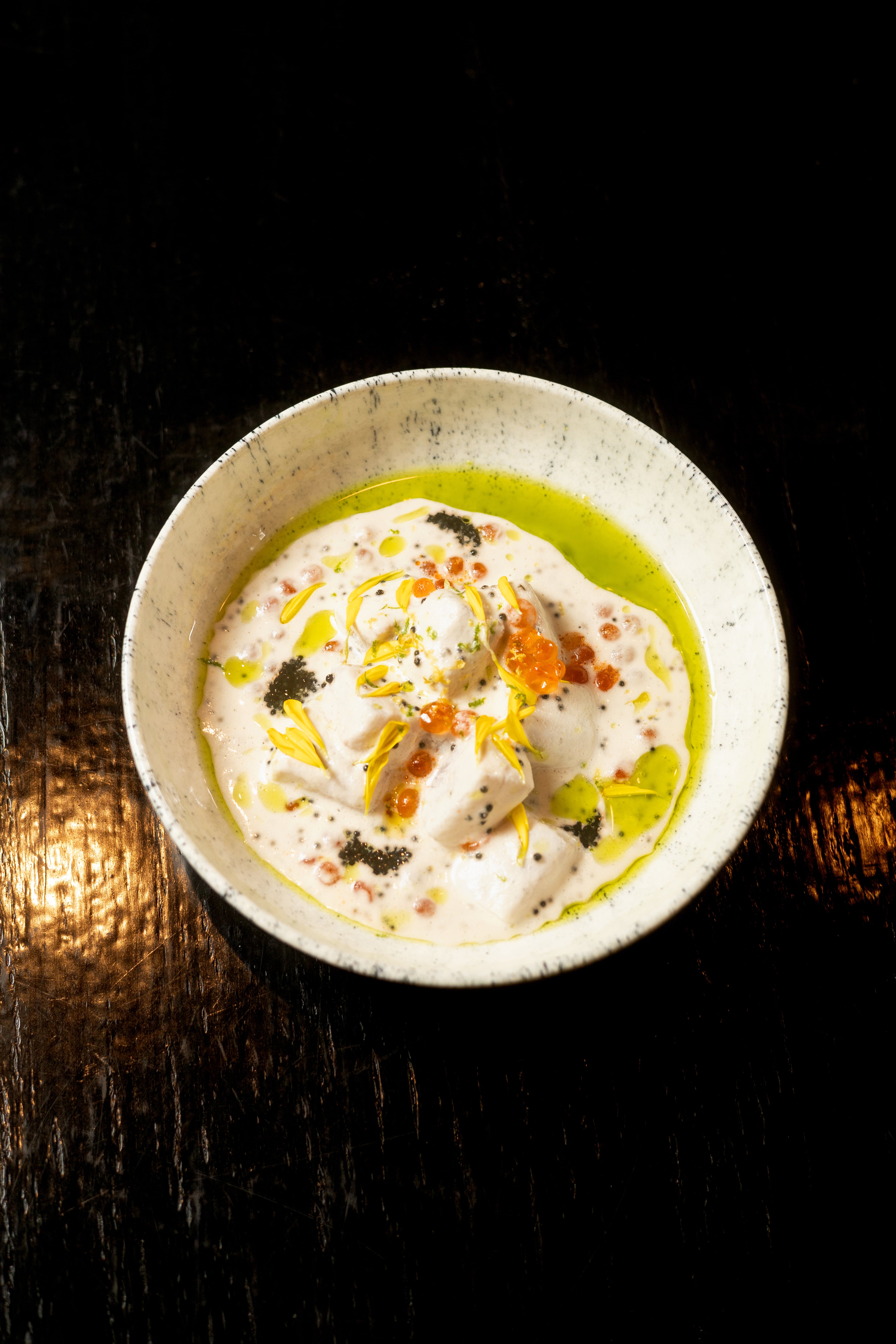 El crudo de totoaba con ajo blanco, maridado con Mariatinto Blanco, fue el tercer paso en la experiencia culinaria