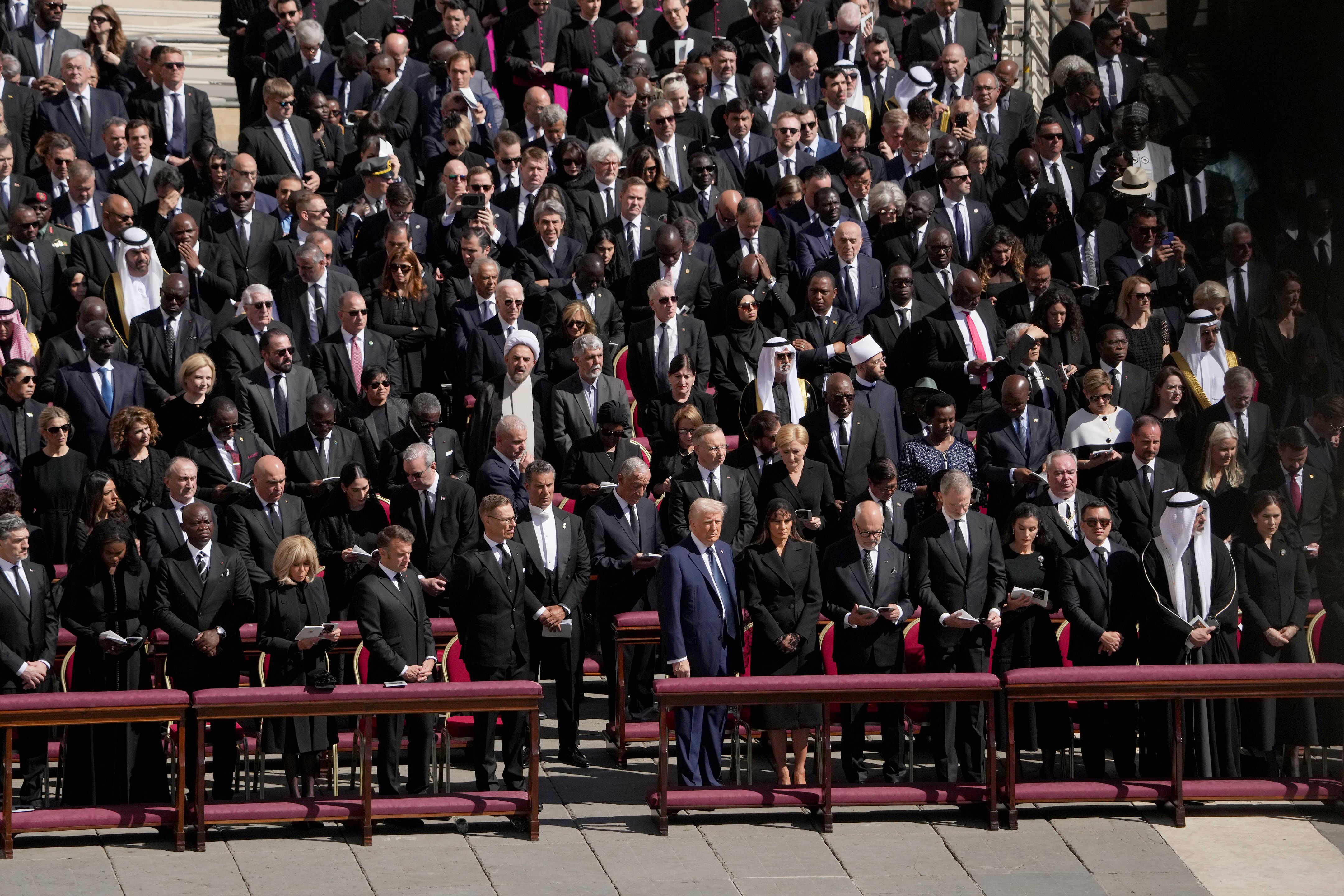 Dignatarios y jefes de Estado asisten al funeral del papa Francisco, en la Plaza de San Pedro del Vaticano, el sábado 26 de abril de 2025.