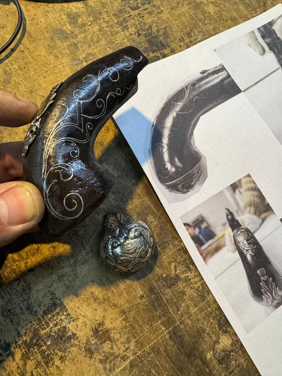 La técnica inlay, también llamada incrustación, es un procedimiento decorativo en el que se insertan materiales distintos dentro de un soporte base para crear un diseño o patrón.