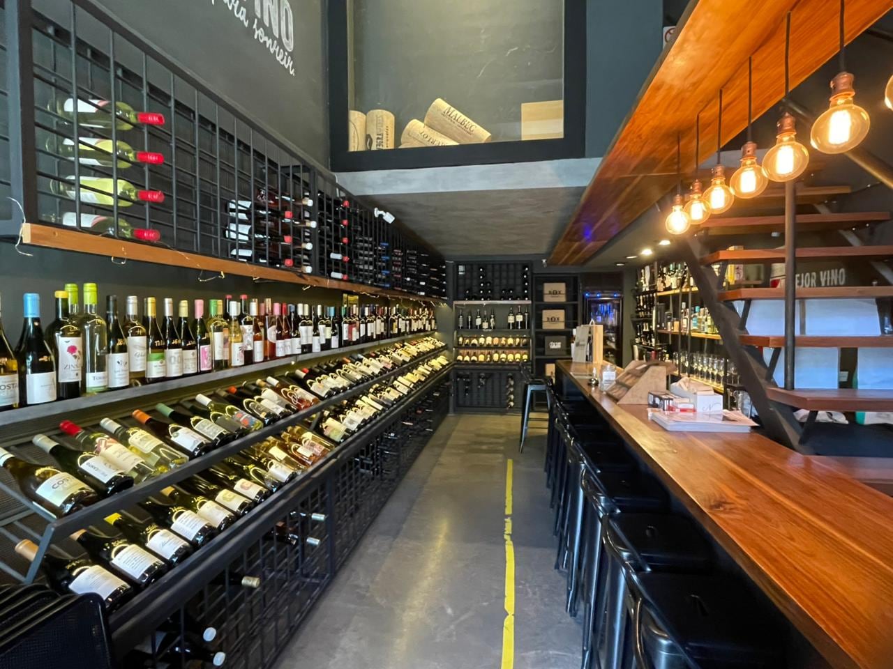 Oveja Negra combina vinoteca y wine bar en un mismo lugar