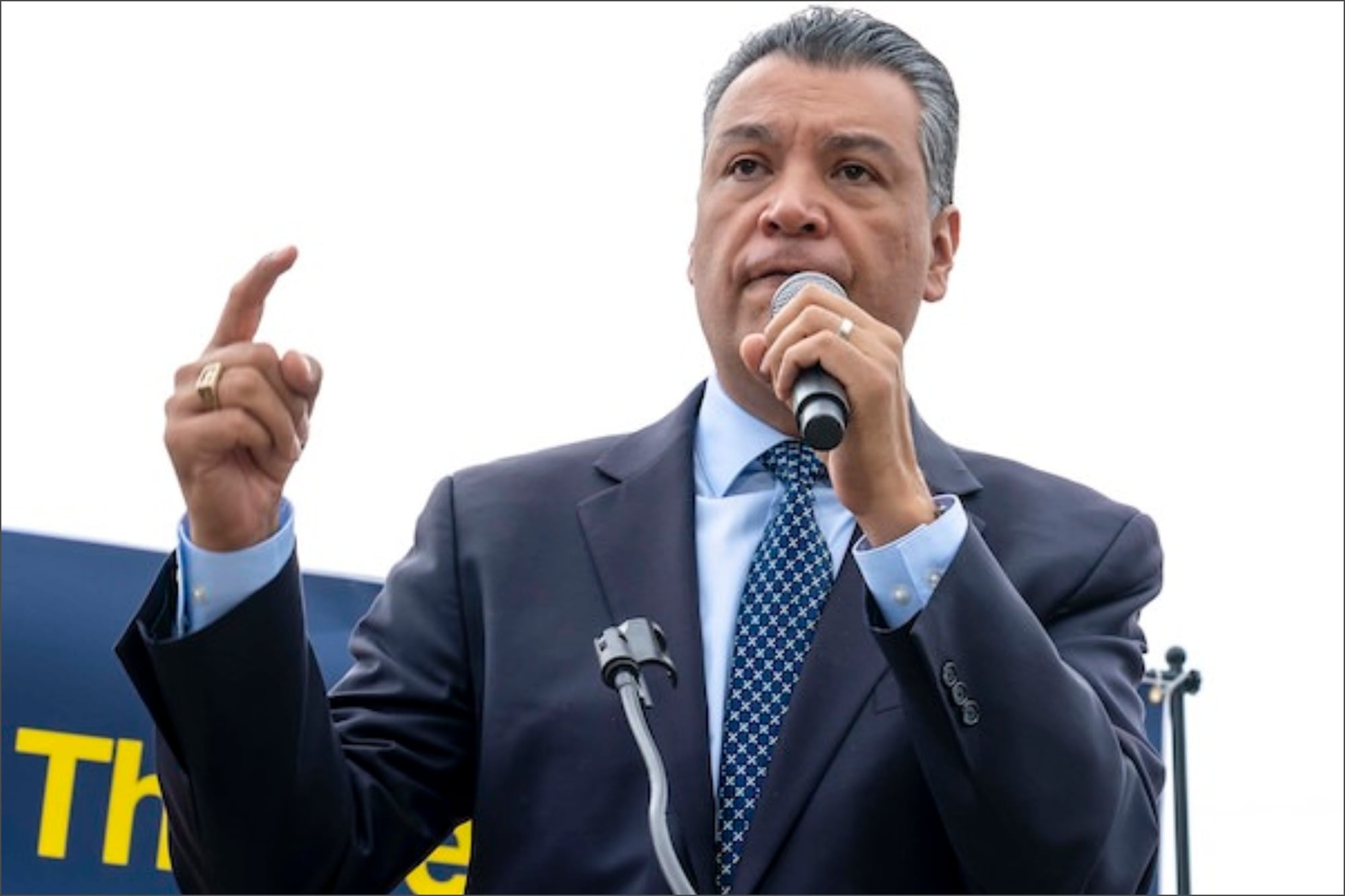 La reacción de Alex Padilla, el aliado de Newsom en California, tras la captura de Nicolás Maduro: “Es ilegal”