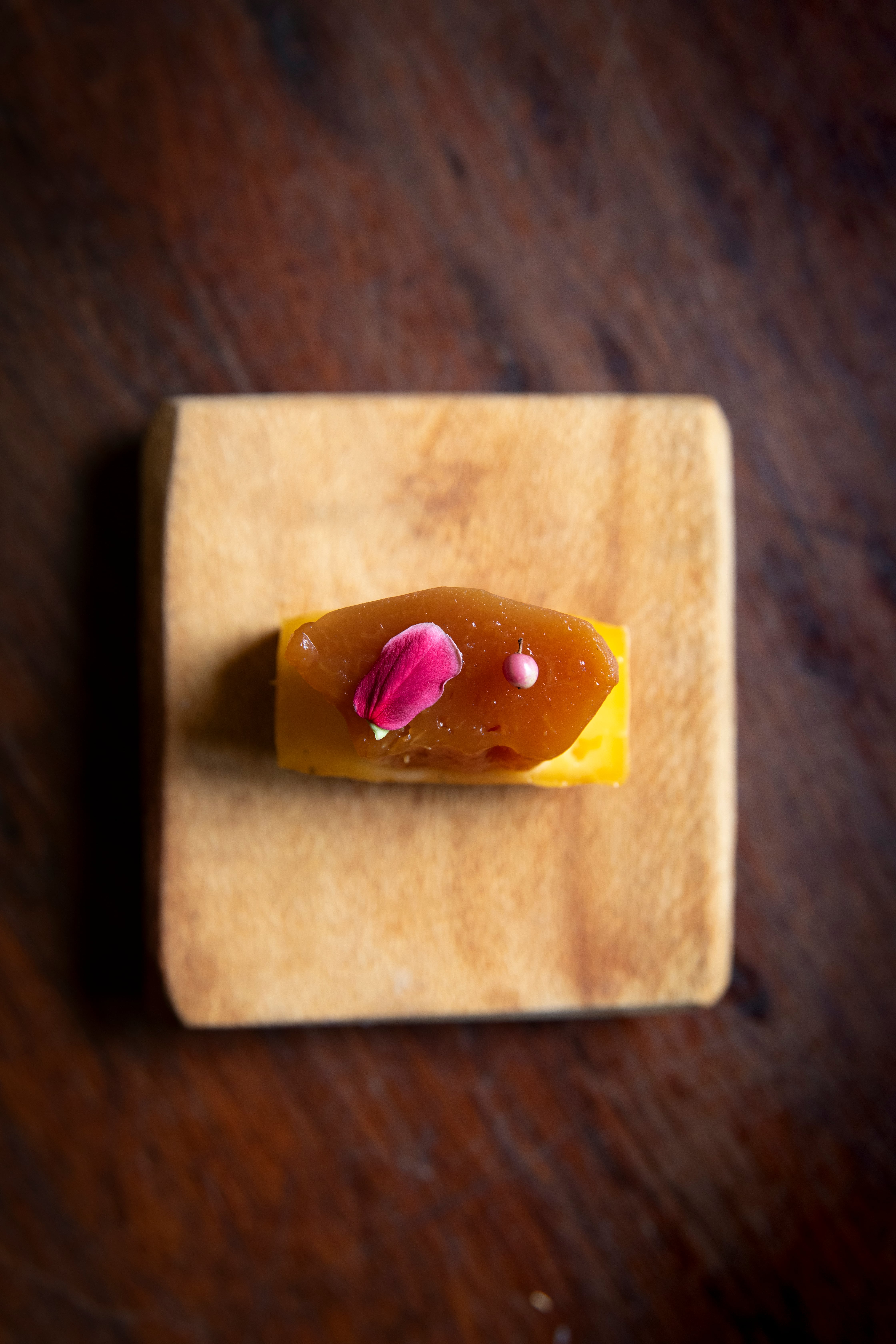 Reversión del típico queso y dulce misionero: queso ahumado en hierbas y yerba, con mamón en pickle.