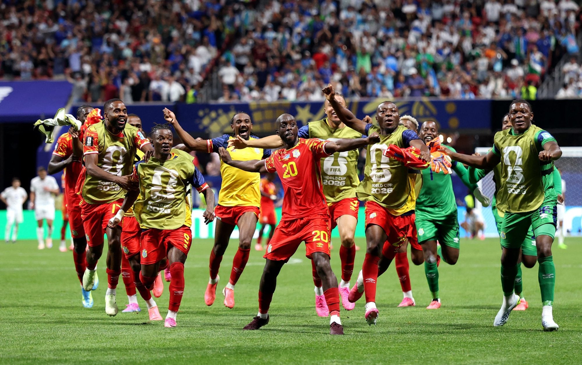 Yoane Wissa, el héroe de RD Congo, encabeza los festejos: le hicieron el penal, lo convirtió para igualar el partido y aportó el tercero que sentenció la historia.