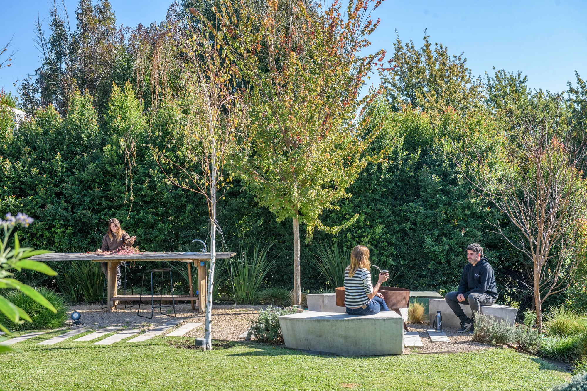 Se proyectó el fogonero-parrilla como un lugar de sombra en verano y de sol en invierno, con árboles caducos