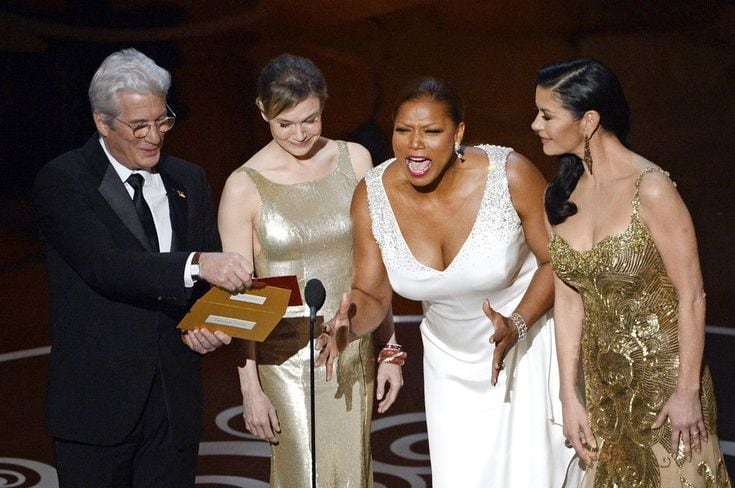 Richard Gere junto a Renée Zellweger, Catherine Zeta-Jones y Queen Latifah en los Oscar de 2013 (Foto: Pinterest)