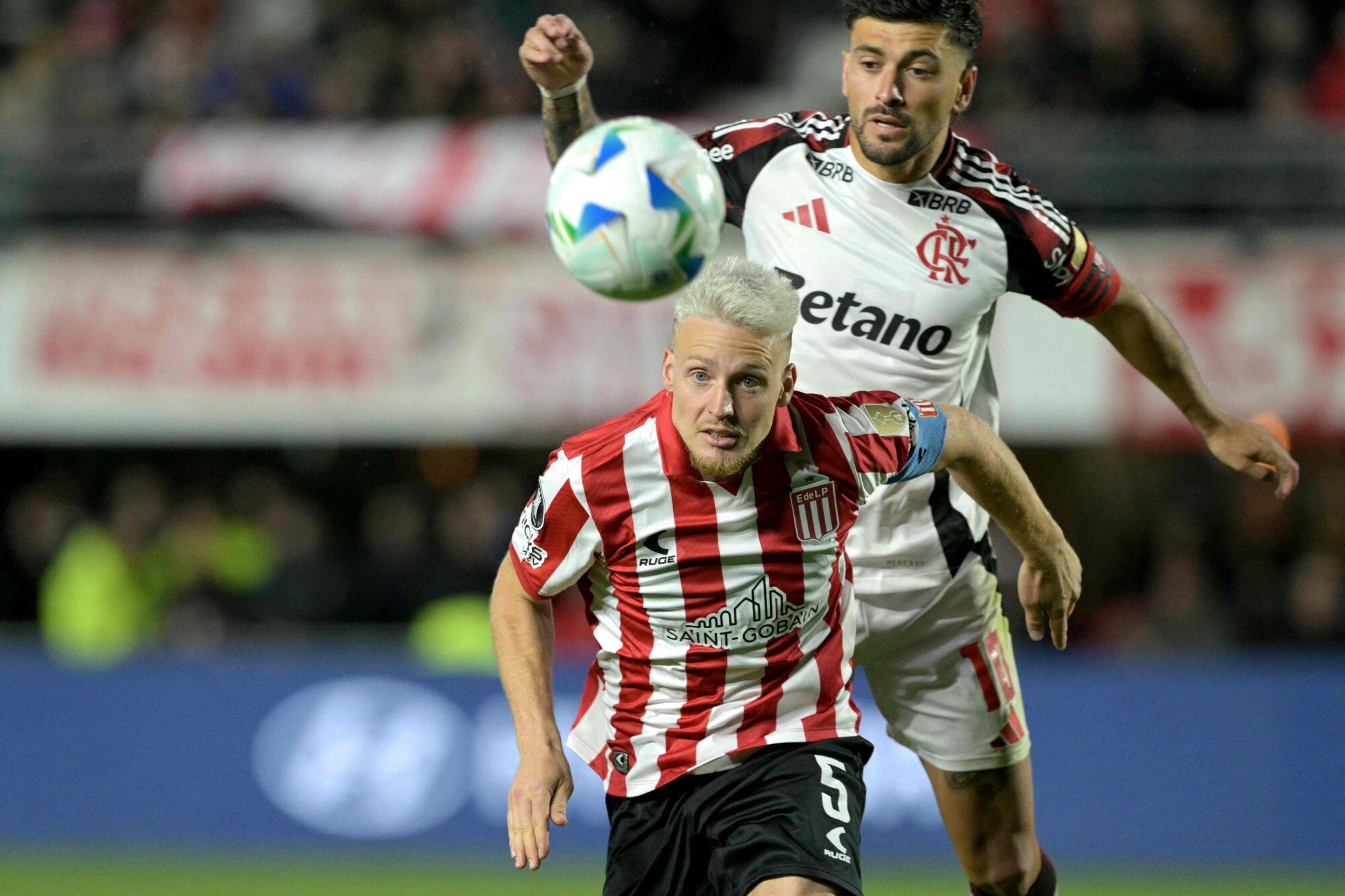 El capitán Santiago Ascacibar domina ante el uruguayo Giorgian de Arrascaeta; el Ruso falló su remate en la definición por penales, Estudiantes quedó eliminado, pero el público despidió con aplausos al equipo