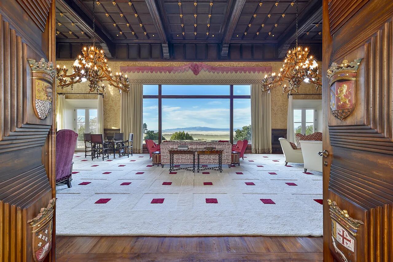 El living principal de Zorro Ranch ofrece una vista despejada sobre el desierto de Texas. La propiedad representaba una parte importante del patrimonio total de Epstein, que rondaba los 210 millones de dólares, según indicó en 2023 un abogado de la sucesión. (foto: realtor.com)