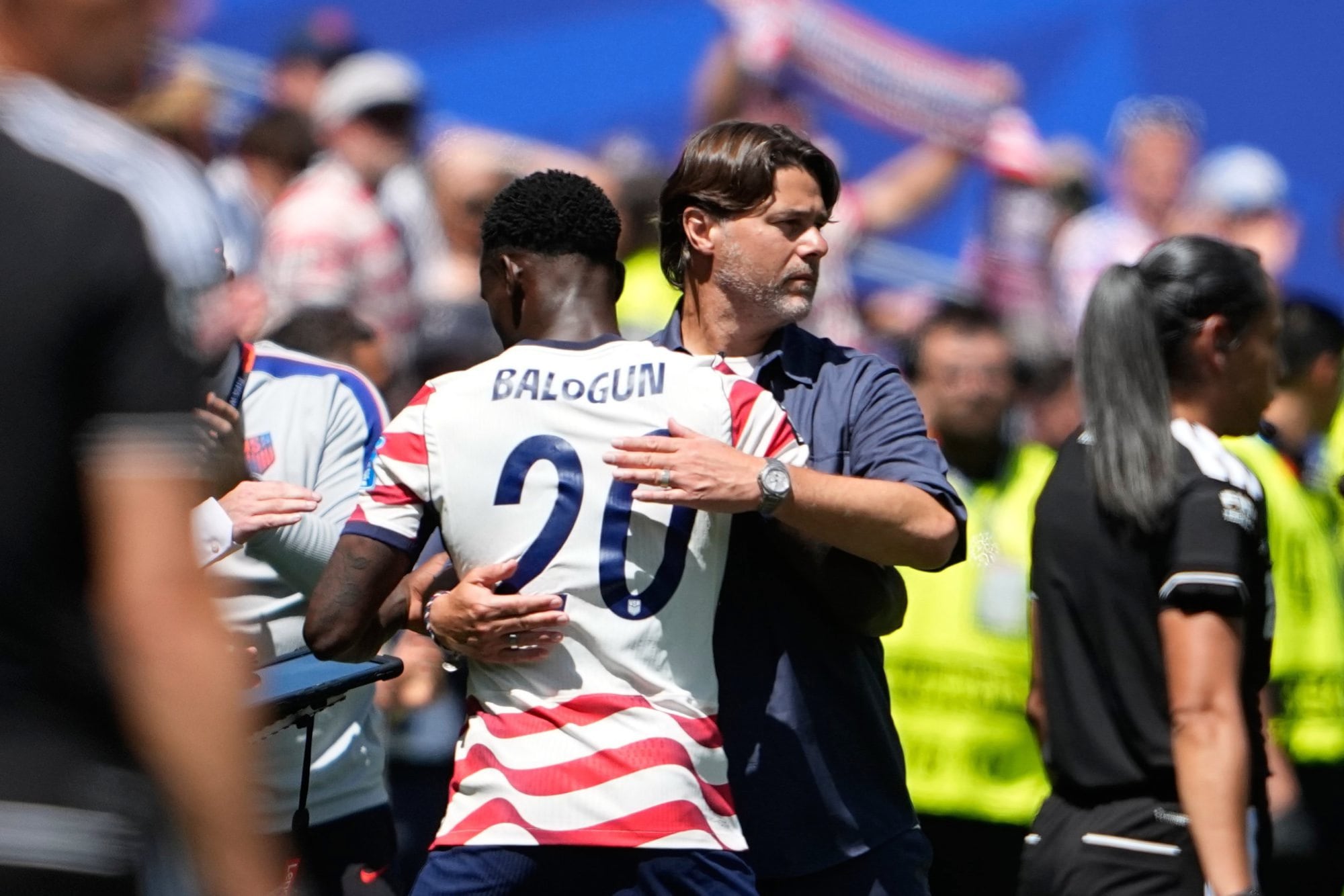 El director técnico Mauricio Pochettino junto a Folarin Balogun, en el partido contra Australia en Seattle.