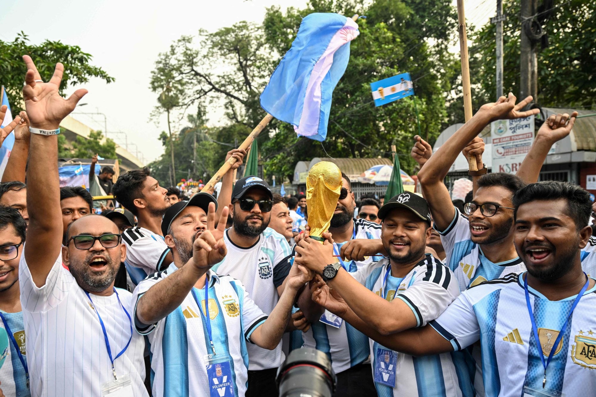 Un clérigo pide no exhibir banderas argentinas en el Mundial mientras crece la devoción por Messi en Bangladesh