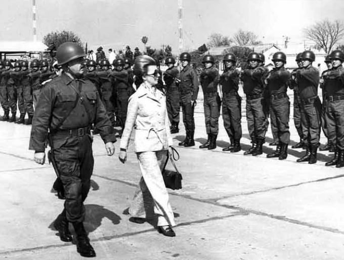Adel Vilas y Estela Martínez de Perón pasando revista a tropas del Operativo Independencia